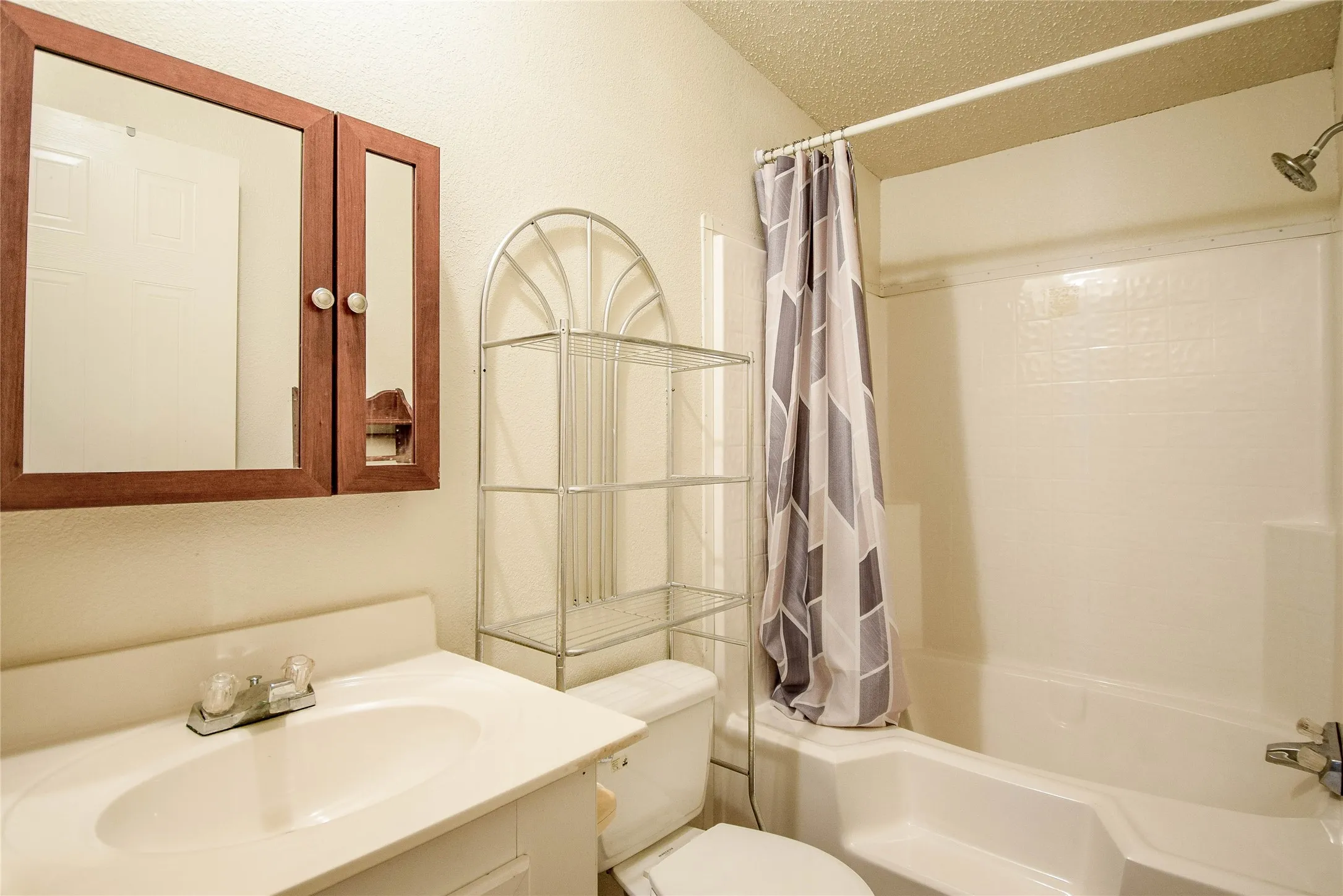 Guest bathroom with tub and shower combo, built-in cabinets and great lighting.