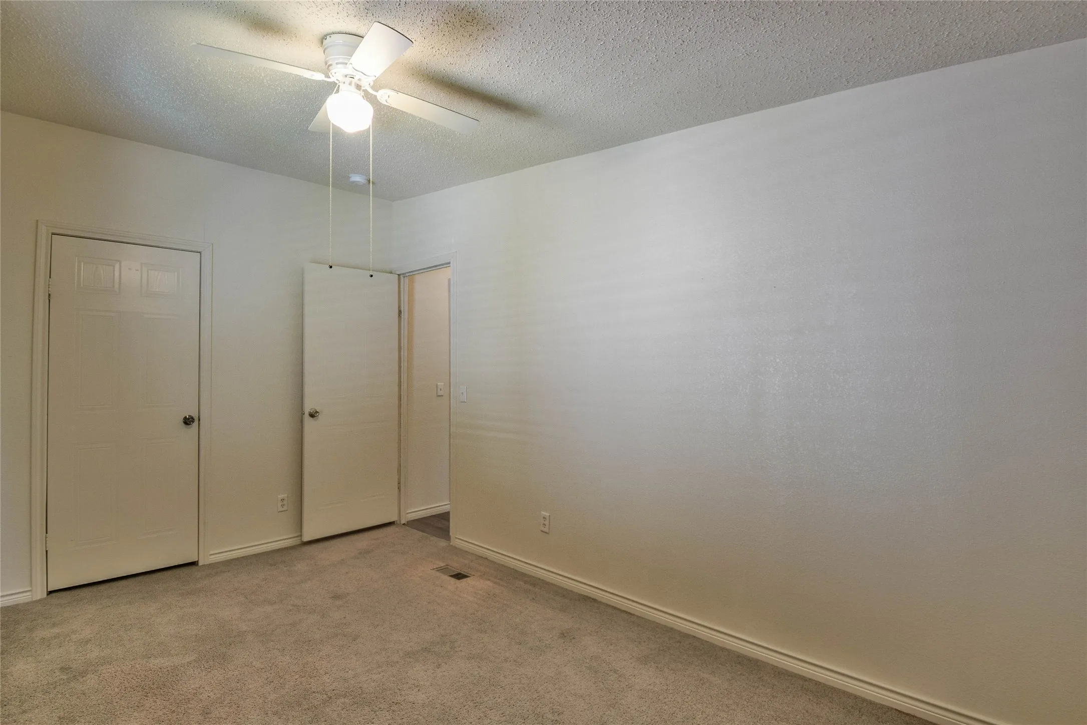Guest bedroom with carpet and ceiling fan