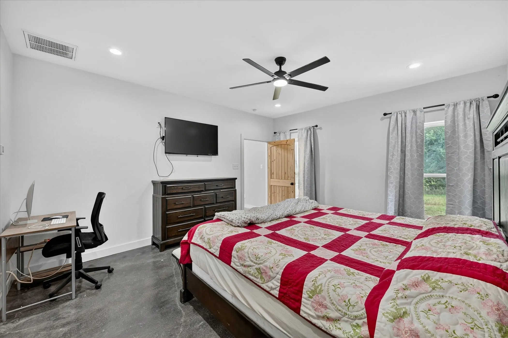 Single Family Residence For Sale in Hill County , 528 Hill County Road 4411, Grandview, Texas 76050, 3 Bedroom, 3 Bathroom, 2 Garage spaces, 2,496 Sqft, built in 2023, mls#21286567, Real Estate Agent in Grandview, Homes For Sale in Hill county, Homes For Sale in Grandview, Realtor in Grandview Texas, Real Estate Brokerage Independent Realty Texas, Luminita Cordes Realtor