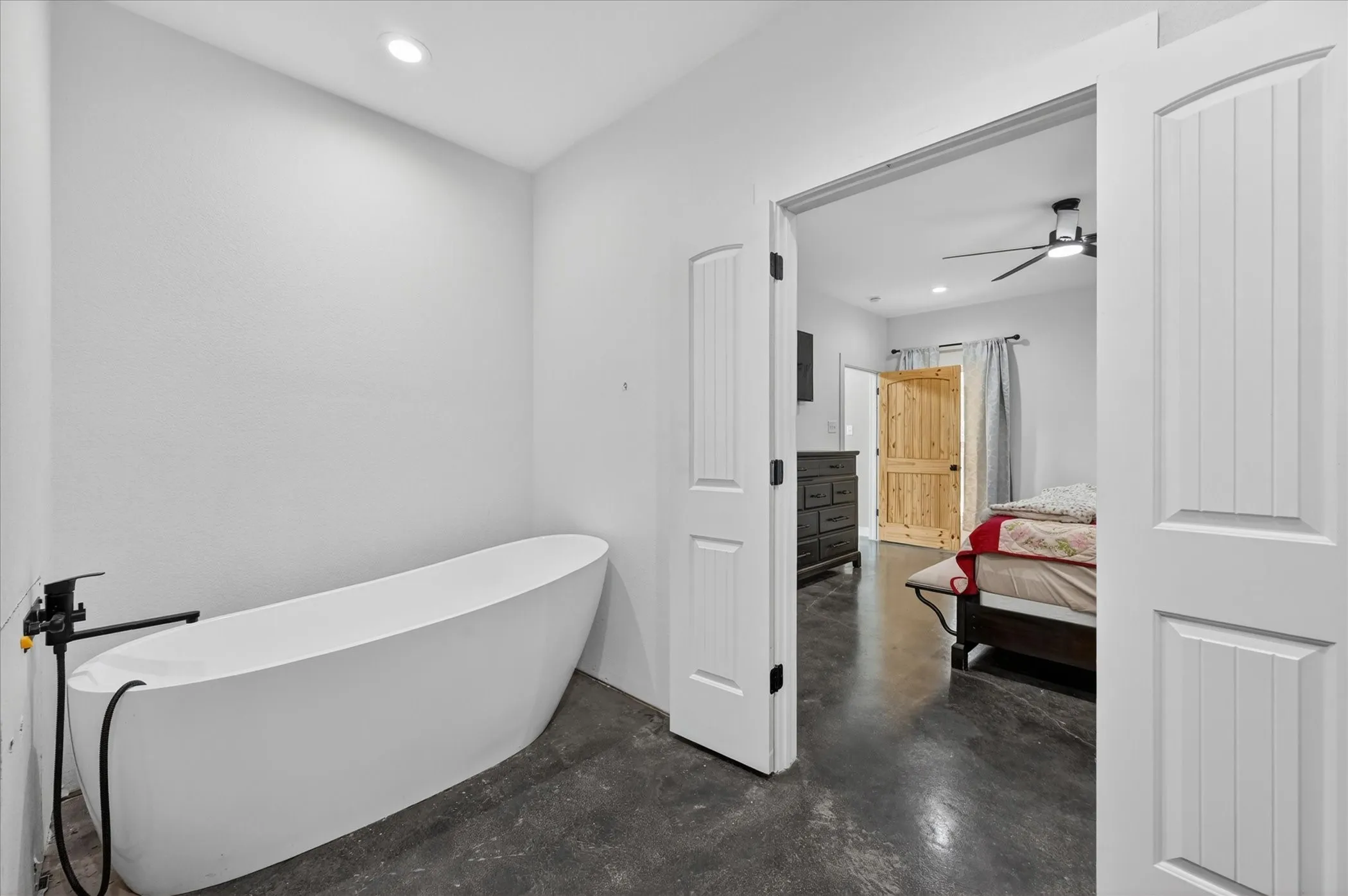 Single Family Residence For Sale in Hill County , 528 Hill County Road 4411, Grandview, Texas 76050, 3 Bedroom, 3 Bathroom, 2 Garage spaces, 2,496 Sqft, built in 2023, mls#21286567, Real Estate Agent in Grandview, Homes For Sale in Hill county, Homes For Sale in Grandview, Realtor in Grandview Texas, Real Estate Brokerage Independent Realty Texas, Luminita Cordes Realtor