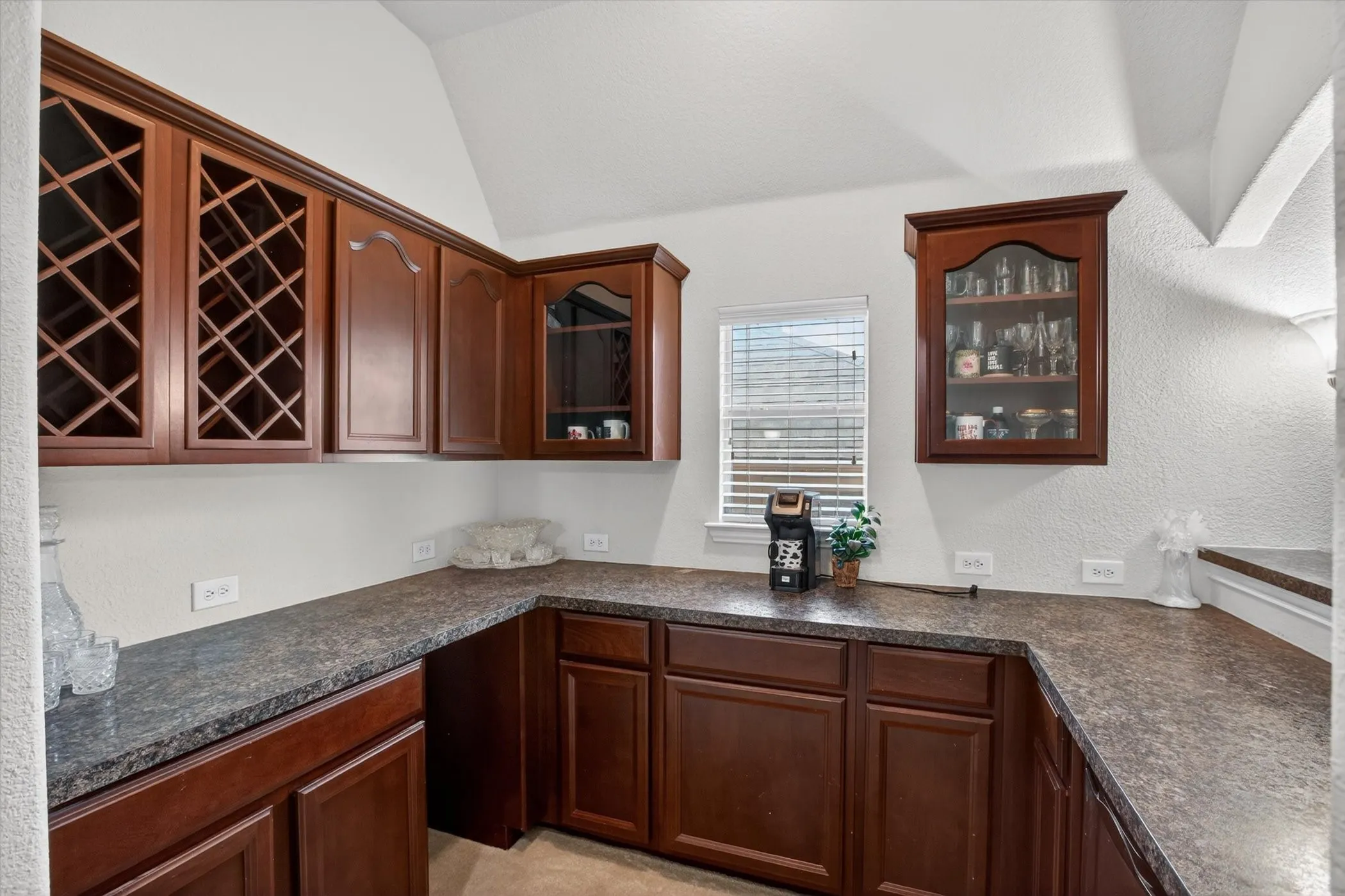 Single Family Residence For Sale in Tarrant County , 6601 Vintage Drive, Arlington, Texas 76001, 5 Bedroom, 5 Bathroom, 2 Garage spaces, 4,594 Sqft, built in 2008, mls#21278122, Real Estate Agent in Arlington, Homes For Sale in Tarrant county, Homes For Sale in Arlington, Realtor in Arlington Texas, Real Estate Brokerage Independent Realty Texas, Luminita Cordes Realtor
