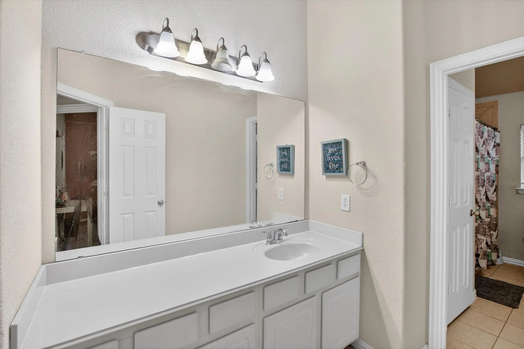 Single Family Residence For Sale in Tarrant County , 6601 Vintage Drive, Arlington, Texas 76001, 5 Bedroom, 5 Bathroom, 2 Garage spaces, 4,594 Sqft, built in 2008, mls#21278122, Real Estate Agent in Arlington, Homes For Sale in Tarrant county, Homes For Sale in Arlington, Realtor in Arlington Texas, Real Estate Brokerage Independent Realty Texas, Luminita Cordes Realtor