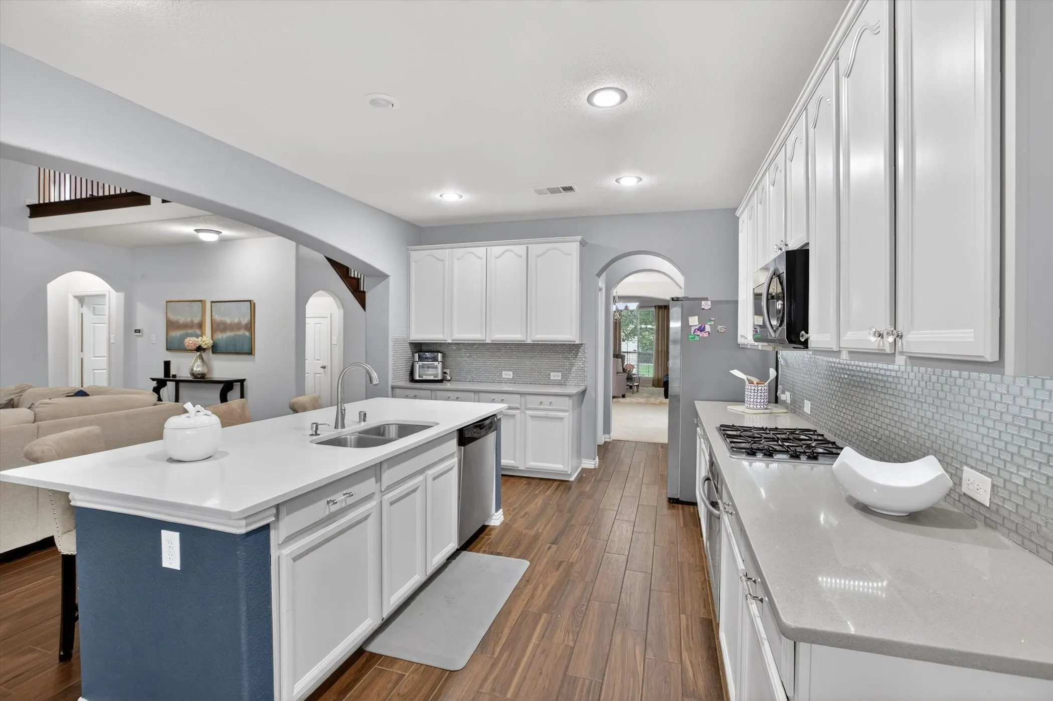 Single Family Residence For Sale in Tarrant County , 6601 Vintage Drive, Arlington, Texas 76001, 5 Bedroom, 5 Bathroom, 2 Garage spaces, 4,594 Sqft, built in 2008, mls#21278122, Real Estate Agent in Arlington, Homes For Sale in Tarrant county, Homes For Sale in Arlington, Realtor in Arlington Texas, Real Estate Brokerage Independent Realty Texas, Luminita Cordes Realtor
