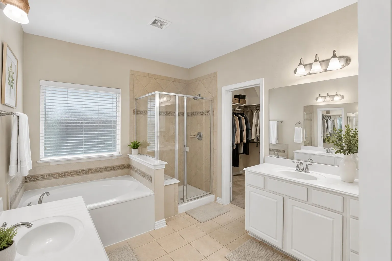 Single Family Residence For Sale in Tarrant County , 6601 Vintage Drive, Arlington, Texas 76001, 5 Bedroom, 5 Bathroom, 2 Garage spaces, 4,594 Sqft, built in 2008, mls#21278122, Real Estate Agent in Arlington, Homes For Sale in Tarrant county, Homes For Sale in Arlington, Realtor in Arlington Texas, Real Estate Brokerage Independent Realty Texas, Luminita Cordes Realtor