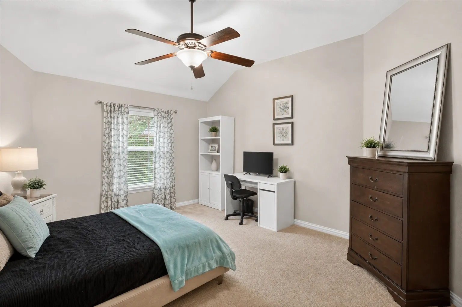 Single Family Residence For Sale in Tarrant County , 6601 Vintage Drive, Arlington, Texas 76001, 5 Bedroom, 5 Bathroom, 2 Garage spaces, 4,594 Sqft, built in 2008, mls#21278122, Real Estate Agent in Arlington, Homes For Sale in Tarrant county, Homes For Sale in Arlington, Realtor in Arlington Texas, Real Estate Brokerage Independent Realty Texas, Luminita Cordes Realtor