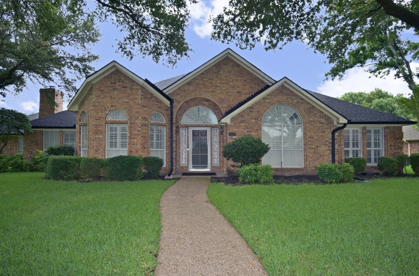 Single Family Residence For Sale in Dallas County , 2902 Live Oak Drive, Rowlett, Texas 75088, 4 Bedroom, 3 Bathroom, 2 Garage spaces, 2,950 Sqft, built in 1990, Price $480,000, mls#21286282, Real Estate Agent in Rowlett, Homes For Sale in Dallas county, Homes For Sale in Rowlett, Realtor in Rowlett Texas, Real Estate Brokerage Independent Realty Texas, Luminita Cordes Realtor