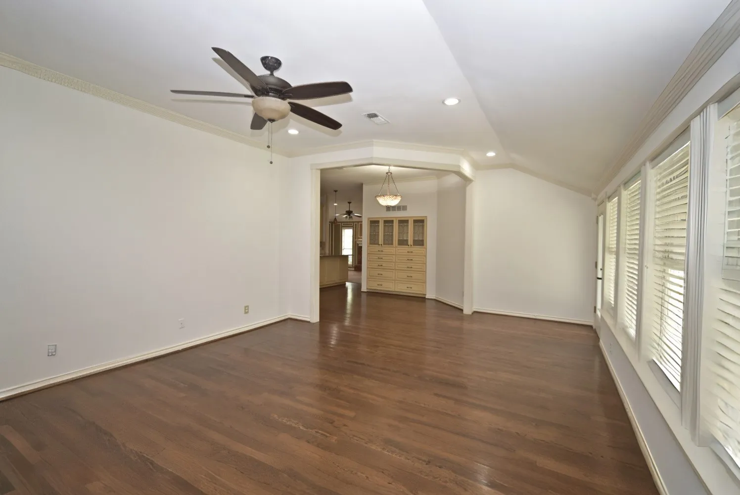 Single Family Residence For Sale in Dallas County , 2902 Live Oak Drive, Rowlett, Texas 75088, 4 Bedroom, 3 Bathroom, 2 Garage spaces, 2,950 Sqft, built in 1990, Price $480,000, mls#21286282, Real Estate Agent in Rowlett, Homes For Sale in Dallas county, Homes For Sale in Rowlett, Realtor in Rowlett Texas, Real Estate Brokerage Independent Realty Texas, Luminita Cordes Realtor