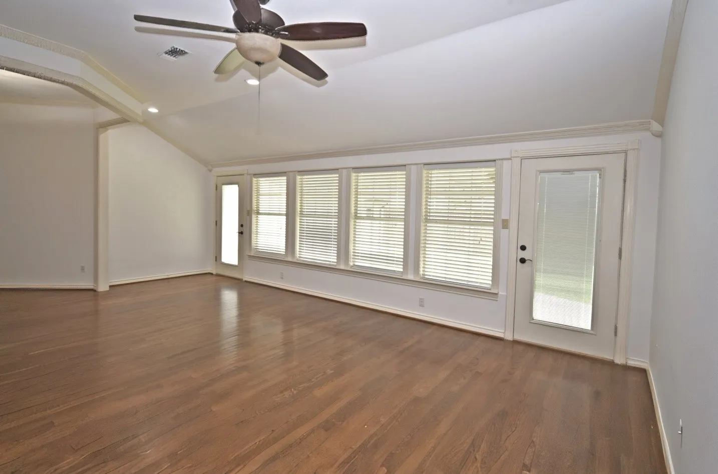 Single Family Residence For Sale in Dallas County , 2902 Live Oak Drive, Rowlett, Texas 75088, 4 Bedroom, 3 Bathroom, 2 Garage spaces, 2,950 Sqft, built in 1990, Price $480,000, mls#21286282, Real Estate Agent in Rowlett, Homes For Sale in Dallas county, Homes For Sale in Rowlett, Realtor in Rowlett Texas, Real Estate Brokerage Independent Realty Texas, Luminita Cordes Realtor