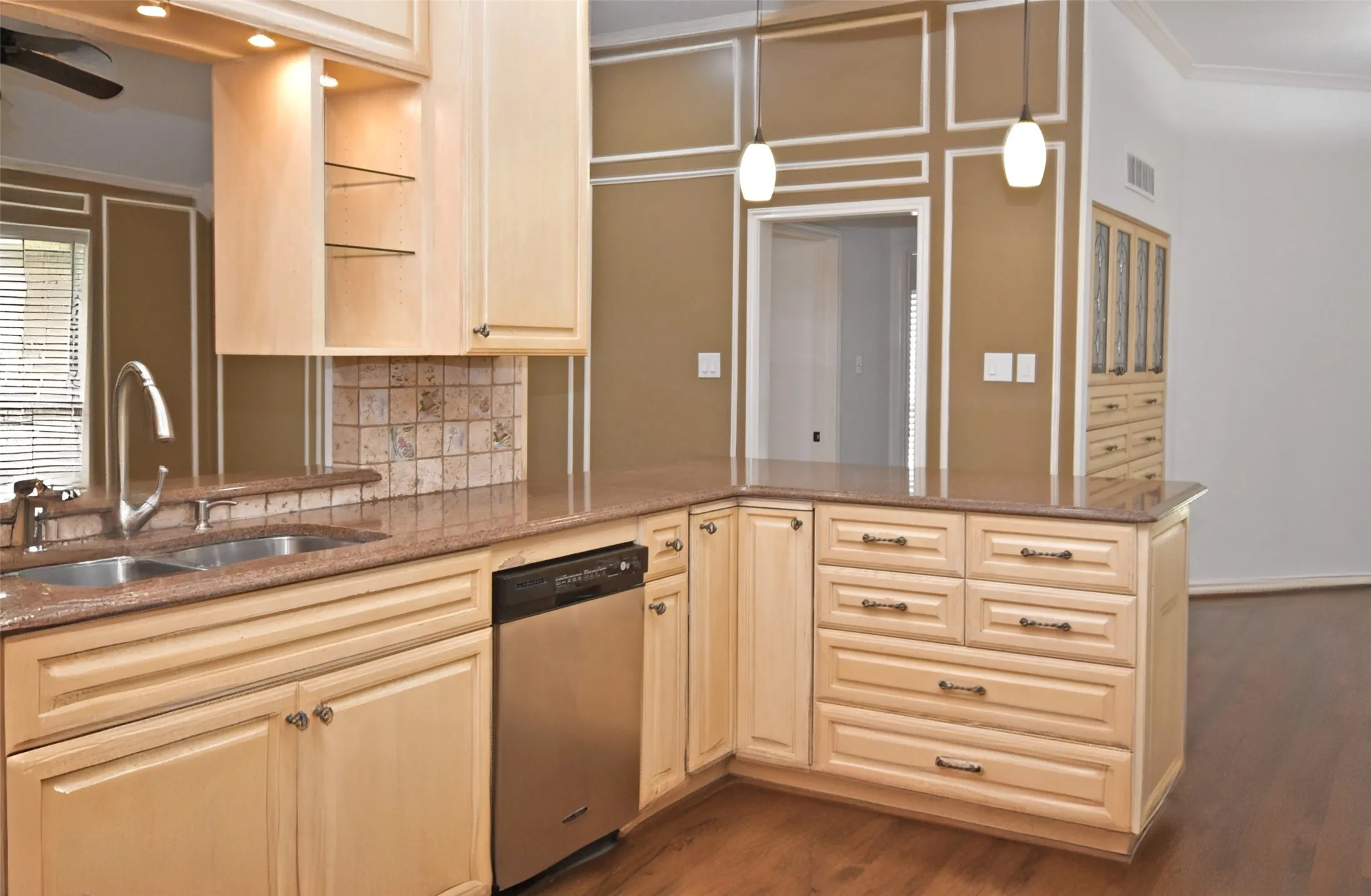 Single Family Residence For Sale in Dallas County , 2902 Live Oak Drive, Rowlett, Texas 75088, 4 Bedroom, 3 Bathroom, 2 Garage spaces, 2,950 Sqft, built in 1990, Price $480,000, mls#21286282, Real Estate Agent in Rowlett, Homes For Sale in Dallas county, Homes For Sale in Rowlett, Realtor in Rowlett Texas, Real Estate Brokerage Independent Realty Texas, Luminita Cordes Realtor