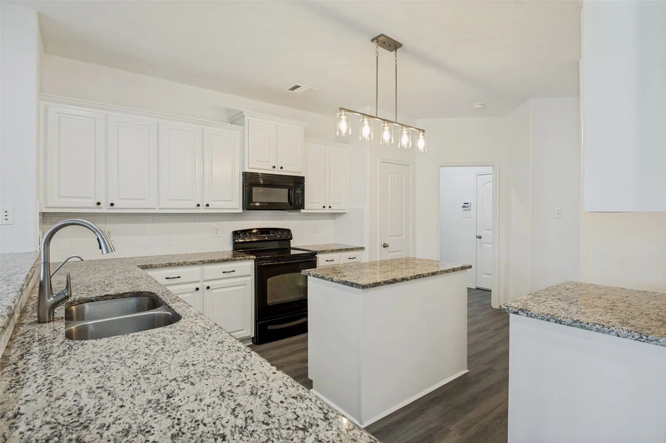 Single Family Residence For Sale in Denton County , 1097 Luton Drive, Prosper, Texas 75078, 3 Bedrooms, 2 Bathrooms, 2 Garage spaces, 1,882 Sqft, built in 2010, Price $375,000, mls#21286651, Real Estate Agent in Prosper, Homes For Sale in Denton county, Homes For Sale in Prosper, Realtor in Prosper Texas, Real Estate Brokerage Independent Realty Texas, Luminita Cordes Realtor