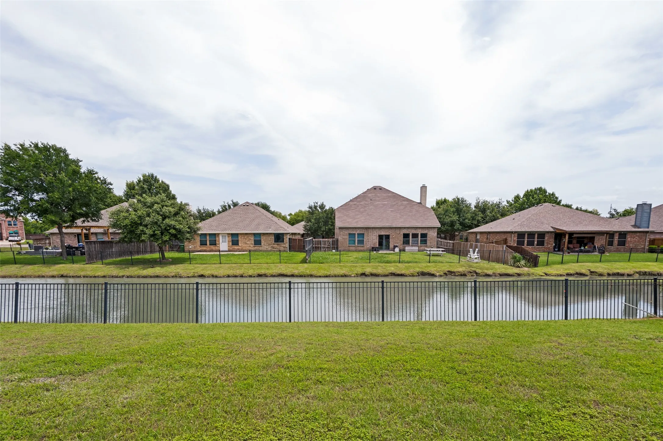 Single Family Residence For Sale in Denton County , 1097 Luton Drive, Prosper, Texas 75078, 3 Bedrooms, 2 Bathrooms, 2 Garage spaces, 1,882 Sqft, built in 2010, Price $375,000, mls#21286651, Real Estate Agent in Prosper, Homes For Sale in Denton county, Homes For Sale in Prosper, Realtor in Prosper Texas, Real Estate Brokerage Independent Realty Texas, Luminita Cordes Realtor