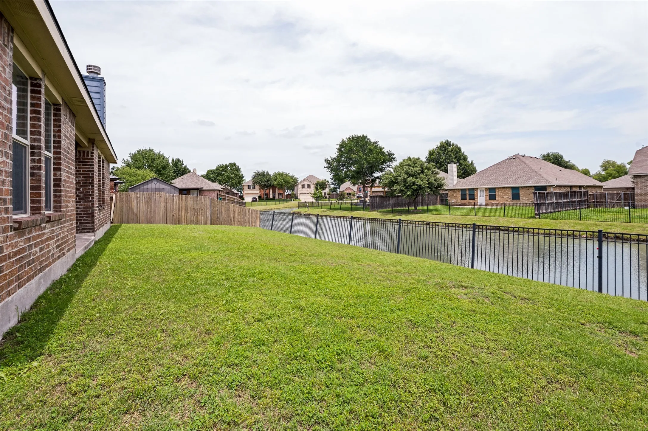 Single Family Residence For Sale in Denton County , 1097 Luton Drive, Prosper, Texas 75078, 3 Bedrooms, 2 Bathrooms, 2 Garage spaces, 1,882 Sqft, built in 2010, Price $375,000, mls#21286651, Real Estate Agent in Prosper, Homes For Sale in Denton county, Homes For Sale in Prosper, Realtor in Prosper Texas, Real Estate Brokerage Independent Realty Texas, Luminita Cordes Realtor