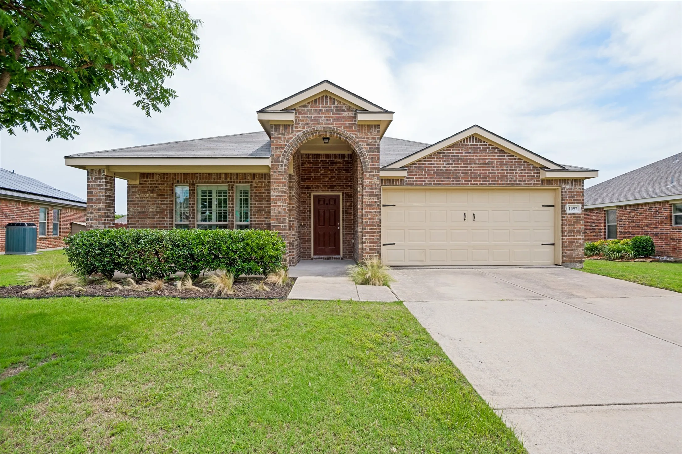 Single Family Residence For Sale in Denton County , 1097 Luton Drive, Prosper, Texas 75078, 3 Bedrooms, 2 Bathrooms, 2 Garage spaces, 1,882 Sqft, built in 2010, Price $375,000, mls#21286651, Real Estate Agent in Prosper, Homes For Sale in Denton county, Homes For Sale in Prosper, Realtor in Prosper Texas, Real Estate Brokerage Independent Realty Texas, Luminita Cordes Realtor