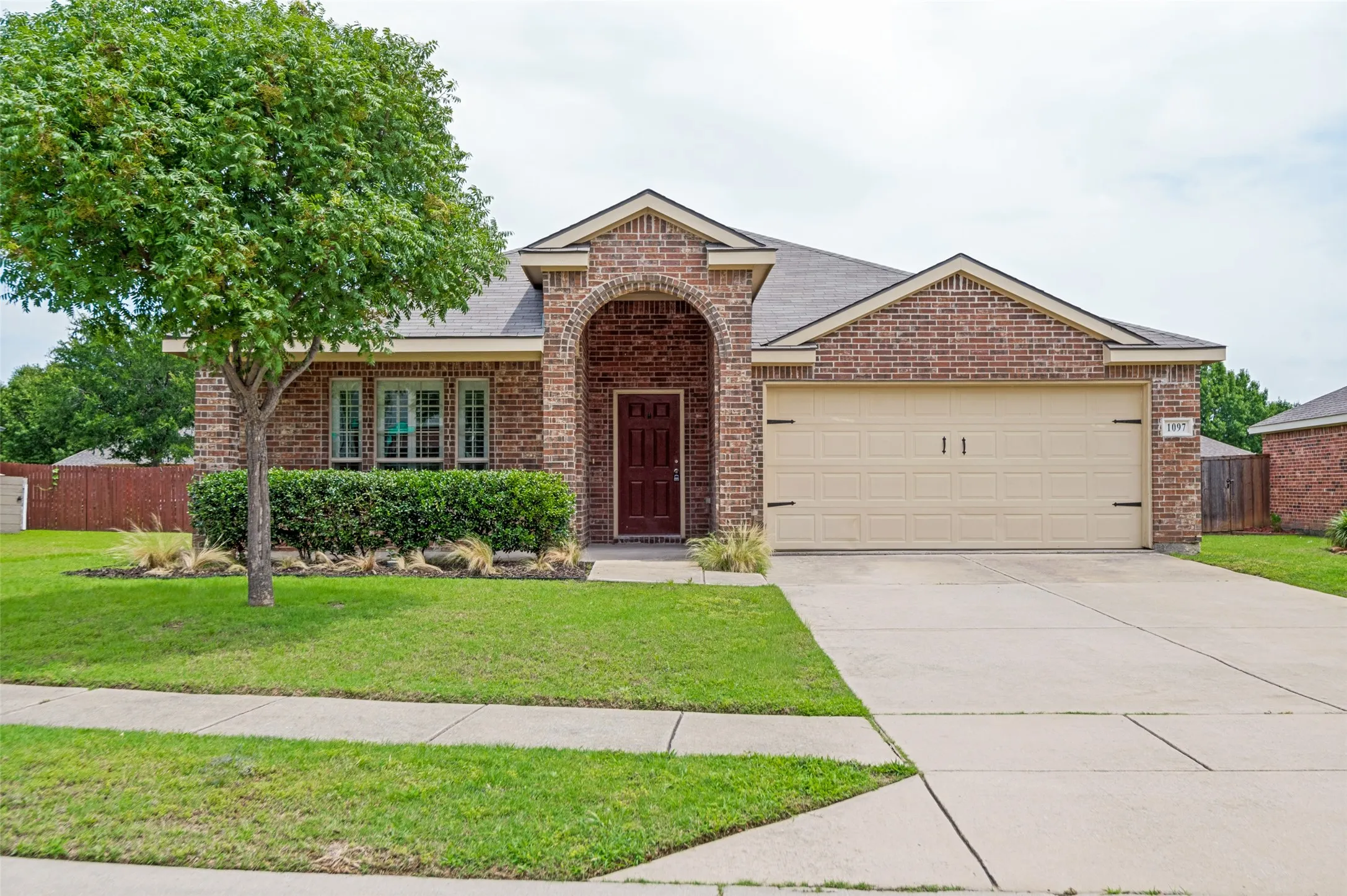 Single Family Residence For Sale in Denton County , 1097 Luton Drive, Prosper, Texas 75078, 3 Bedrooms, 2 Bathrooms, 2 Garage spaces, 1,882 Sqft, built in 2010, Price $375,000, mls#21286651, Real Estate Agent in Prosper, Homes For Sale in Denton county, Homes For Sale in Prosper, Realtor in Prosper Texas, Real Estate Brokerage Independent Realty Texas, Luminita Cordes Realtor