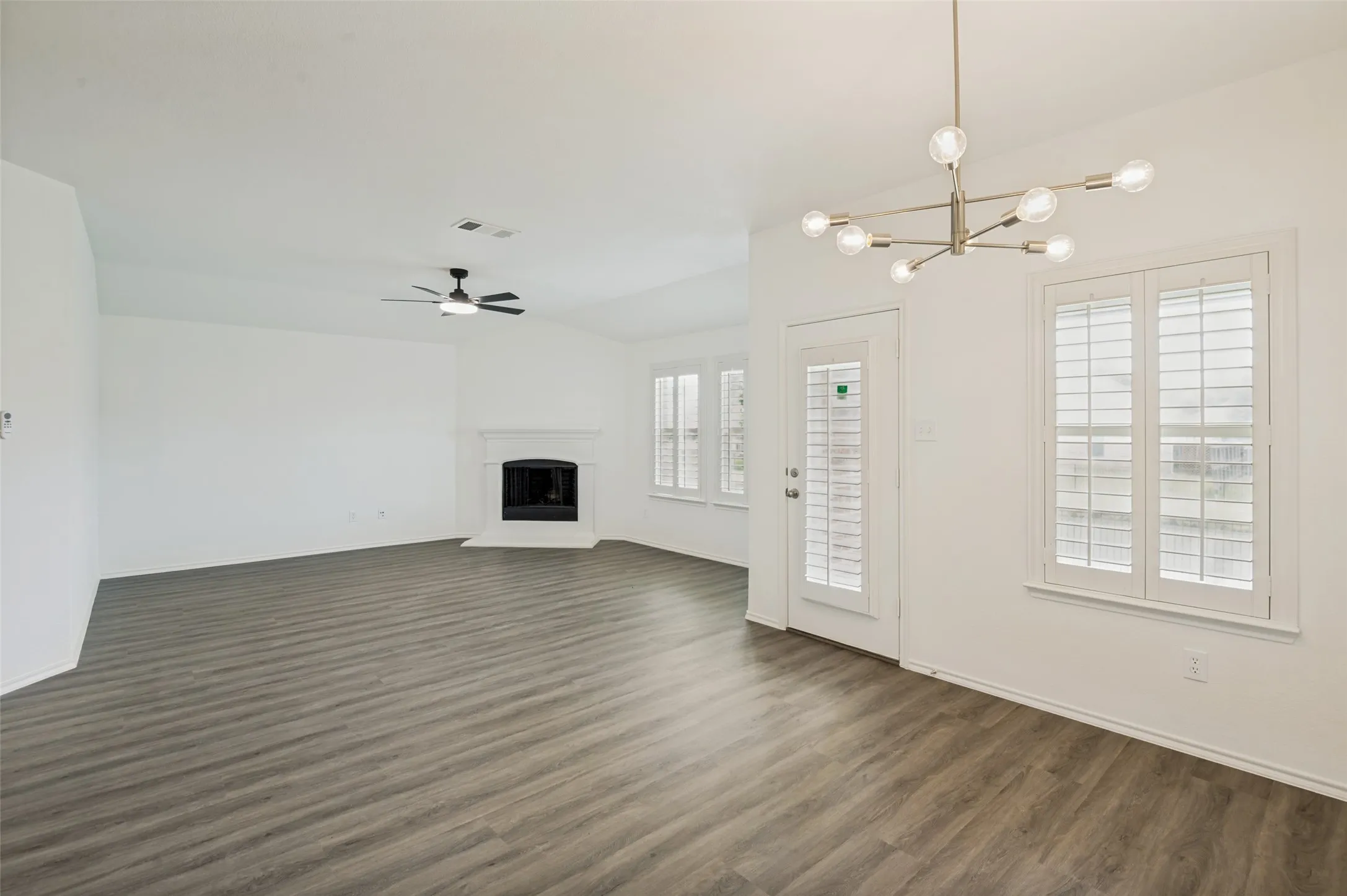 Single Family Residence For Sale in Denton County , 1097 Luton Drive, Prosper, Texas 75078, 3 Bedrooms, 2 Bathrooms, 2 Garage spaces, 1,882 Sqft, built in 2010, Price $375,000, mls#21286651, Real Estate Agent in Prosper, Homes For Sale in Denton county, Homes For Sale in Prosper, Realtor in Prosper Texas, Real Estate Brokerage Independent Realty Texas, Luminita Cordes Realtor