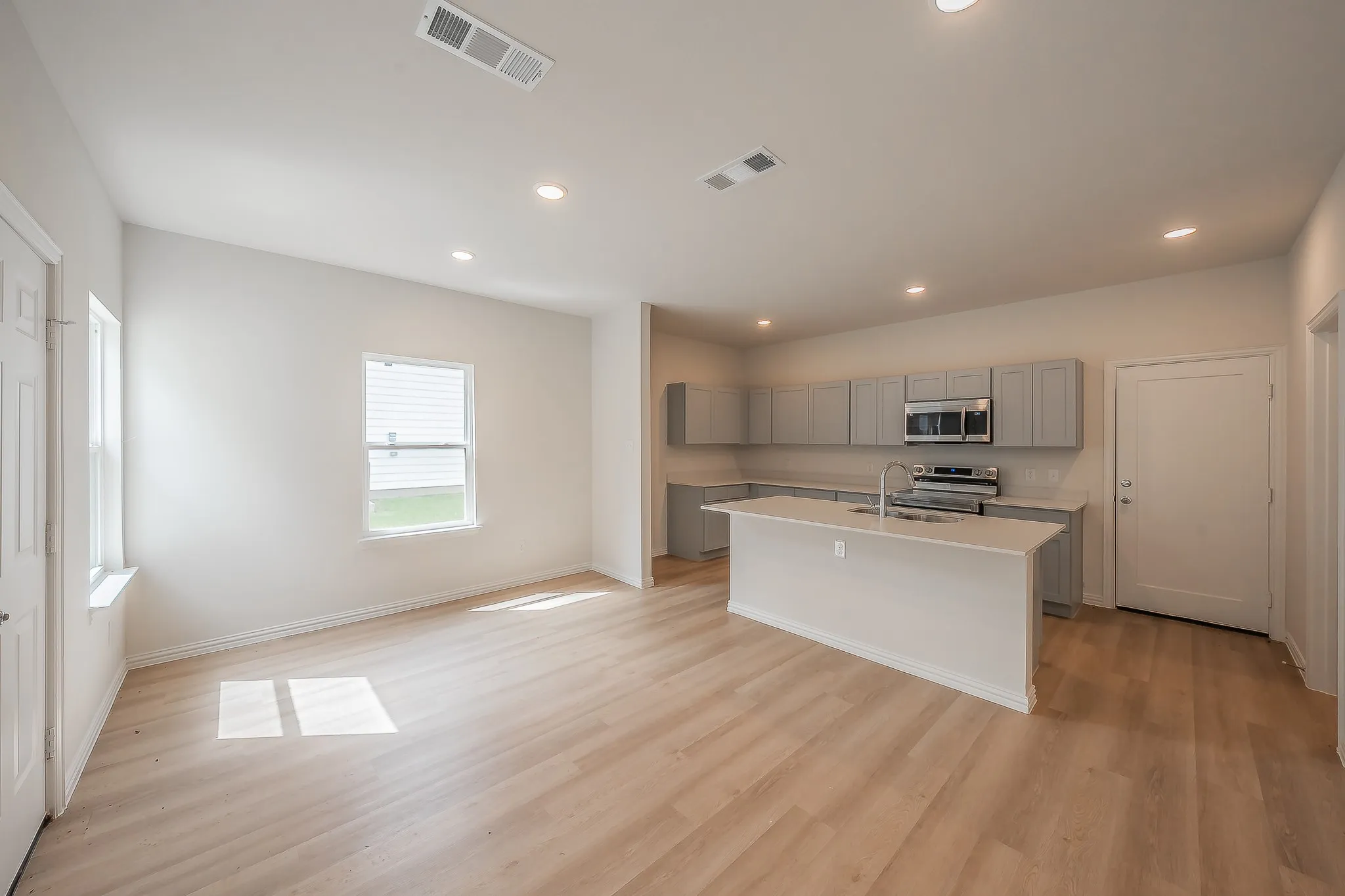 Single Family Residence For Sale in Johnson County , 121 Kylie Street, Cleburne, Texas 76031, 4 Bedroom, 3 Bathroom, 2 Garage spaces, 2,189 Sqft, built in 2024, mls#21286668, Real Estate Agent in Cleburne, Homes For Sale in Johnson county, Homes For Sale in Cleburne, Realtor in Cleburne Texas, Real Estate Brokerage Independent Realty Texas, Luminita Cordes Realtor