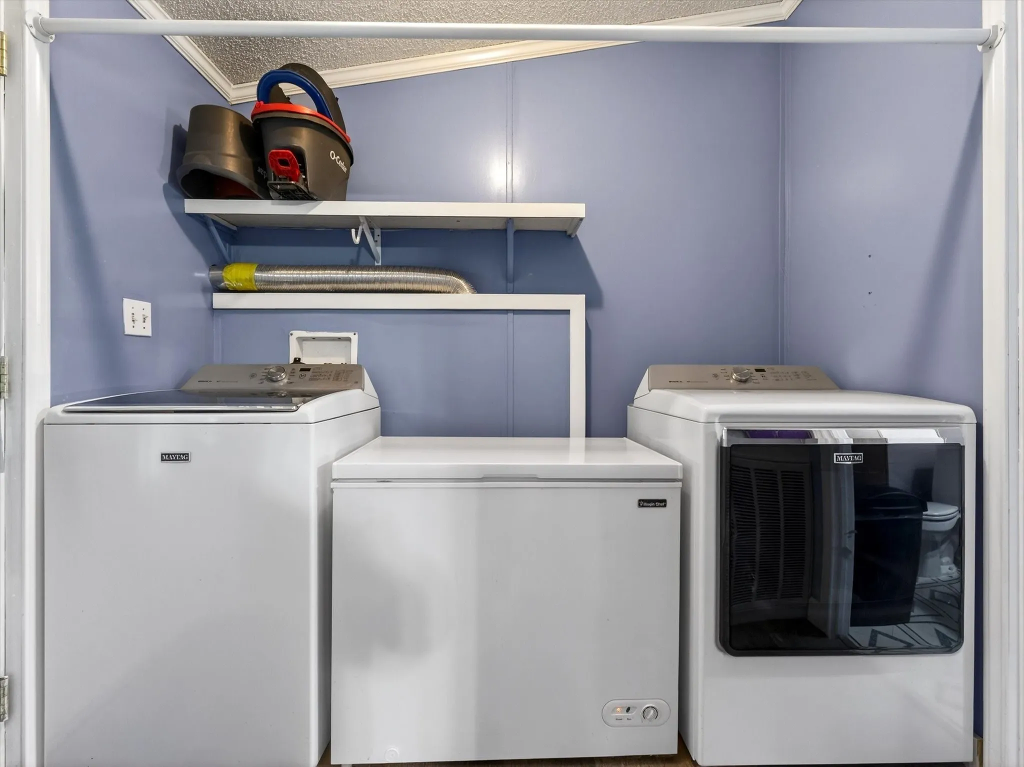 Full size laundry utility room