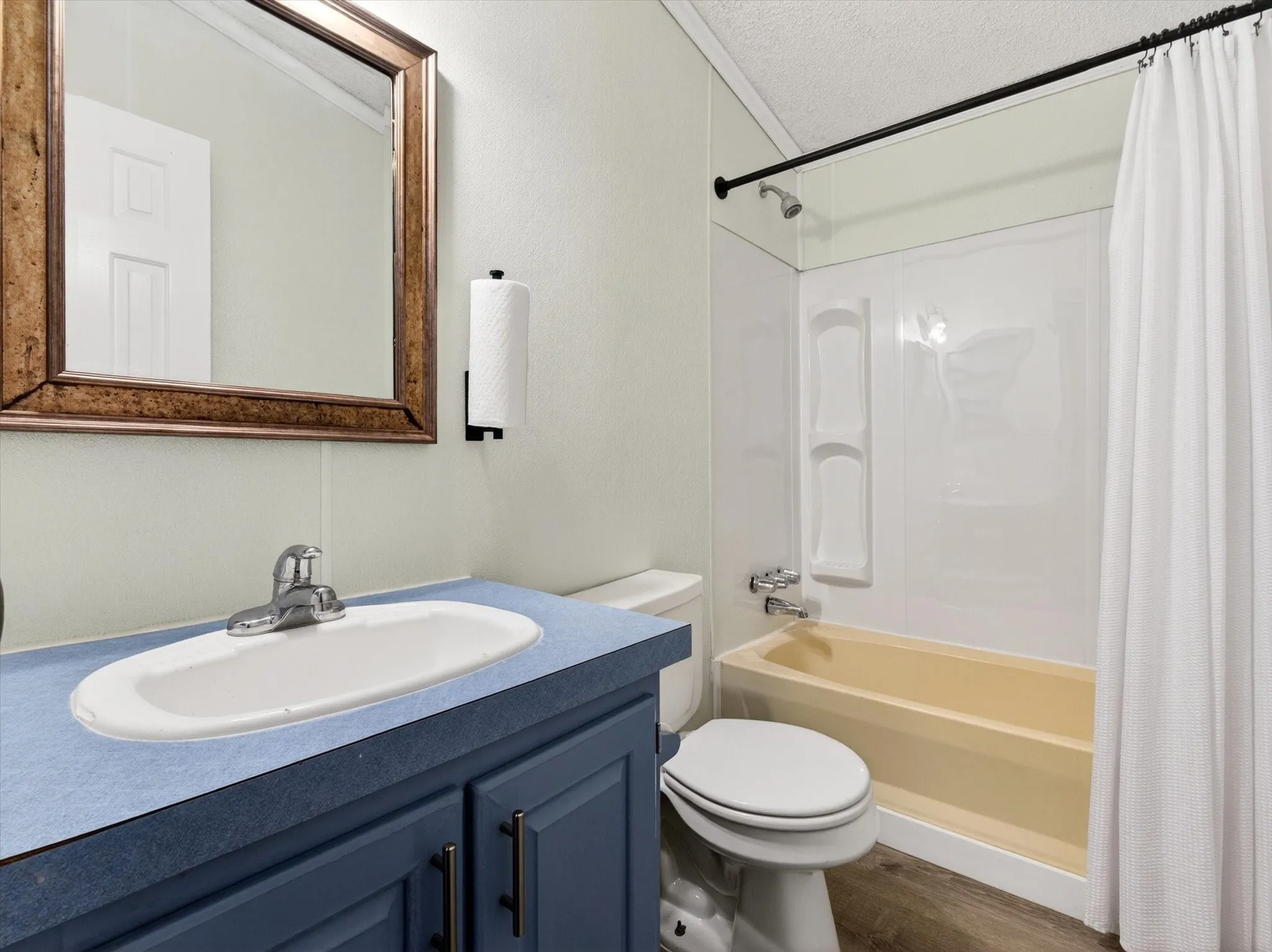 Secondary full bathroom