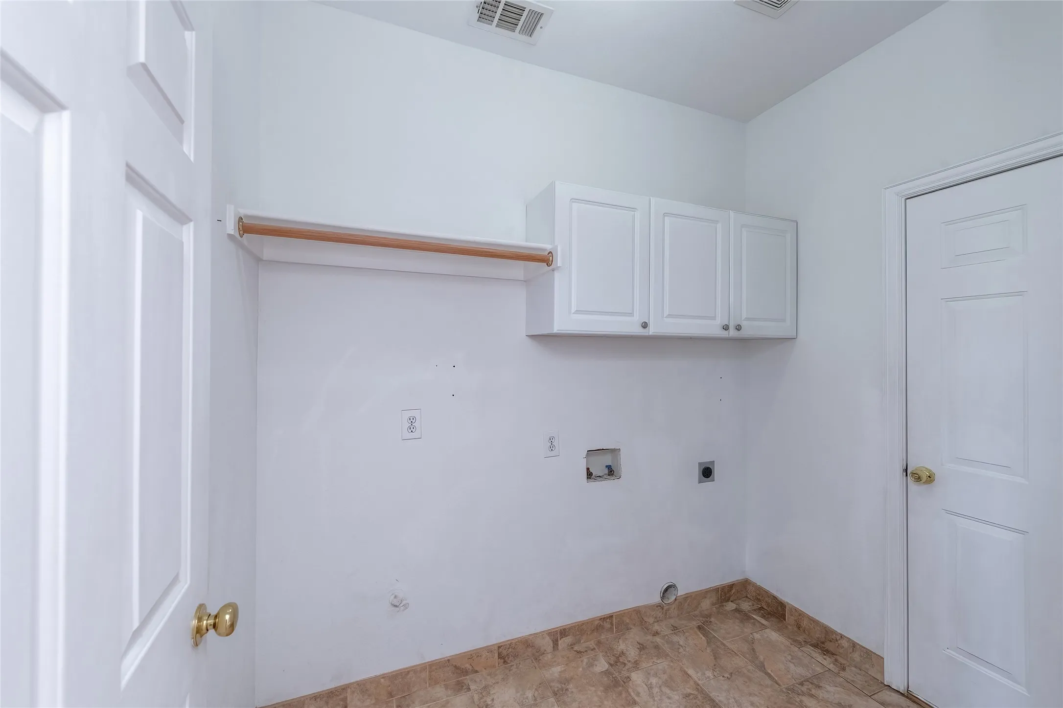 Single Family Residence For Rent in Denton County , 2318 Balleybrooke Drive, Lewisville, Texas 75077, 3 Bedrooms, 3 Bathrooms, Garage spaces, 2,699 Sqft, built in 2000, Price $2,950, mls#21286729, Real Estate Agent in Lewisville, Homes For Rent in Denton county, Homes For Rent in Lewisville, Realtor in Lewisville Texas, Real Estate Brokerage Independent Realty Texas, Luminita Cordes Realtor