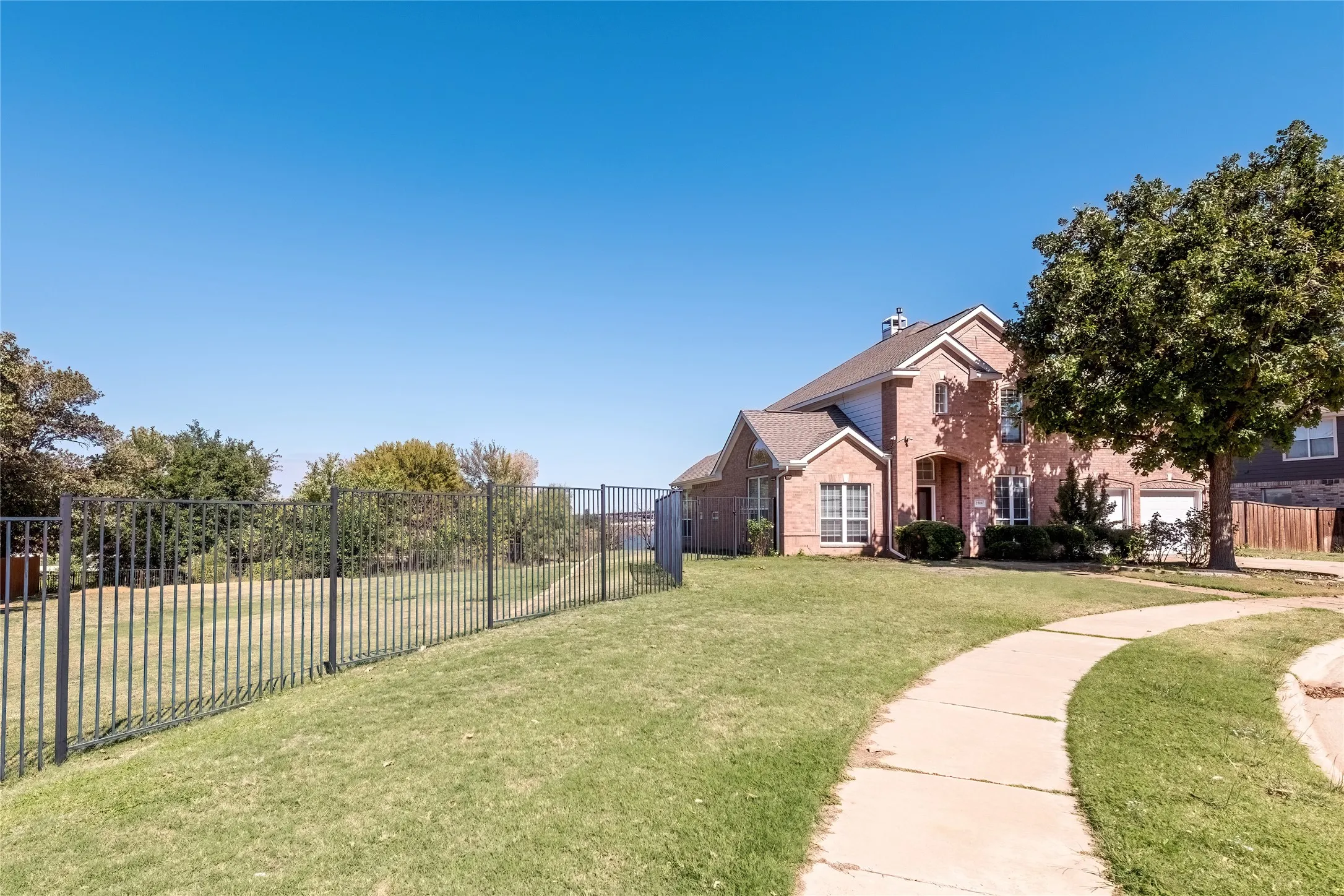 Single Family Residence For Rent in Denton County , 2318 Balleybrooke Drive, Lewisville, Texas 75077, 3 Bedrooms, 3 Bathrooms, Garage spaces, 2,699 Sqft, built in 2000, Price $2,950, mls#21286729, Real Estate Agent in Lewisville, Homes For Rent in Denton county, Homes For Rent in Lewisville, Realtor in Lewisville Texas, Real Estate Brokerage Independent Realty Texas, Luminita Cordes Realtor