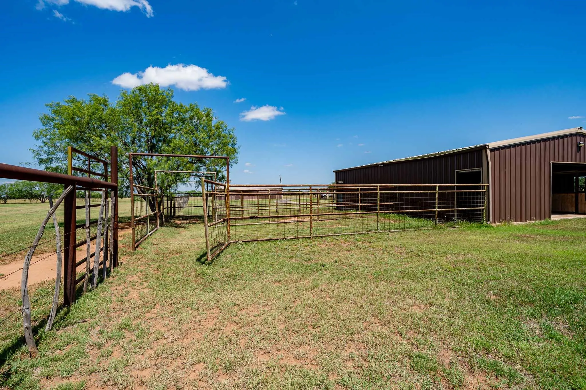 Single Family Residence For Sale in Jones County , 4946 County Road 410, Hawley, Texas 79525, 3 Bedrooms, 3 Bathrooms, 2 Garage spaces, 2,792 Sqft, built in 1984, Price $899,000, mls#21286747, Real Estate Agent in Hawley, Homes For Sale in Jones county, Homes For Sale in Hawley, Realtor in Hawley Texas, Real Estate Brokerage Independent Realty Texas, Luminita Cordes Realtor
