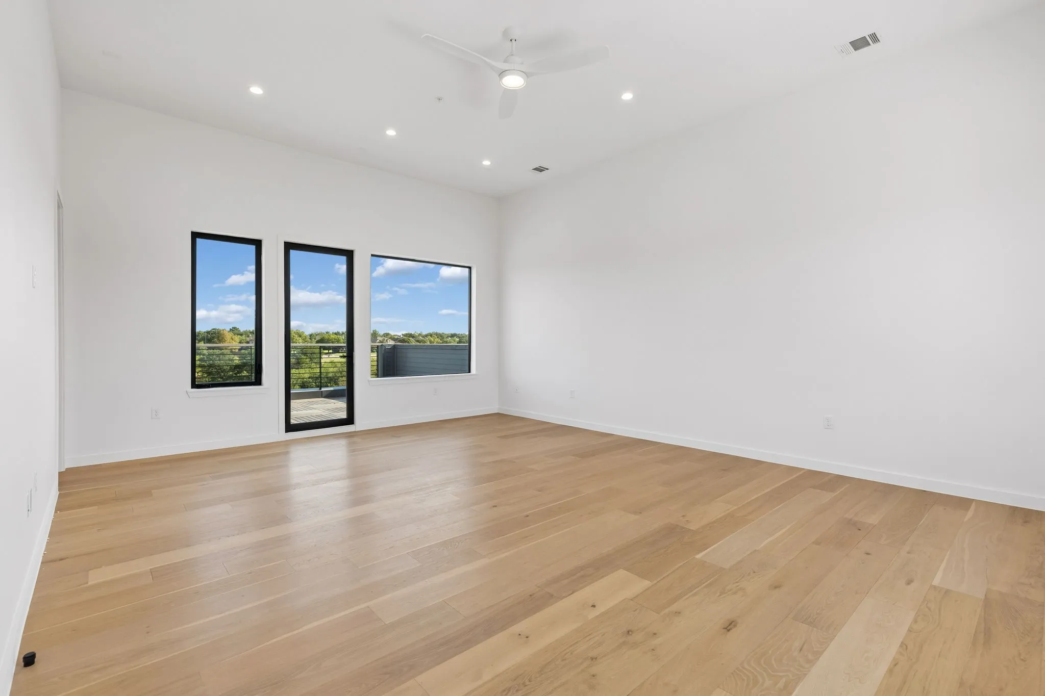 3rd floor - 21x17' flex room w walk-in closet and full ensuite bathroom.