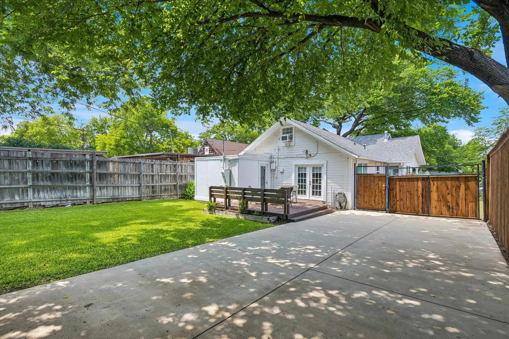 Single Family Residence For Sale in Tarrant County , 3821 W 5th Street, Fort Worth, Texas 76107, 2 Bedroom, 1 Bathroom, Garage spaces, 1,712 Sqft, built in 1930, mls#21284736, Real Estate Agent in Fort Worth, Homes For Sale in Tarrant county, Homes For Sale in Fort Worth, Realtor in Fort Worth Texas, Real Estate Brokerage Independent Realty Texas, Luminita Cordes Realtor