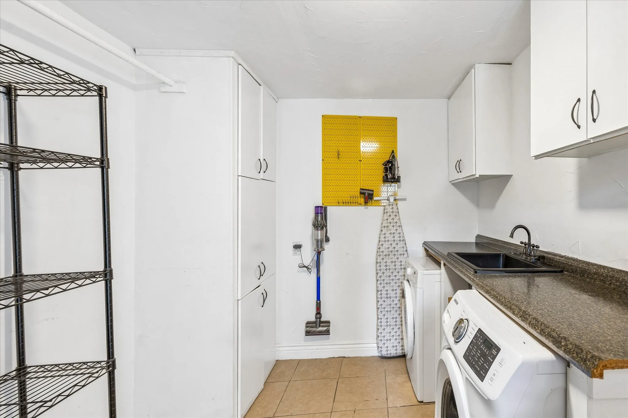 Single Family Residence For Sale in Tarrant County , 3821 W 5th Street, Fort Worth, Texas 76107, 2 Bedroom, 1 Bathroom, Garage spaces, 1,712 Sqft, built in 1930, mls#21284736, Real Estate Agent in Fort Worth, Homes For Sale in Tarrant county, Homes For Sale in Fort Worth, Realtor in Fort Worth Texas, Real Estate Brokerage Independent Realty Texas, Luminita Cordes Realtor