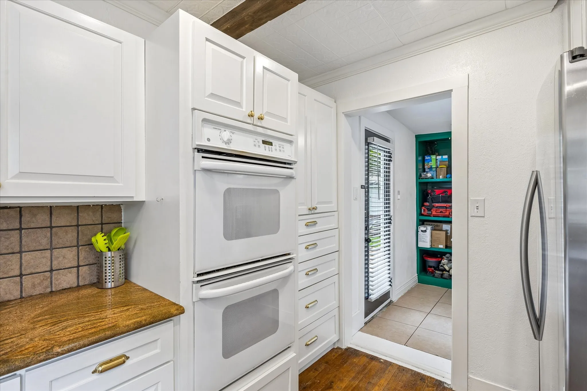 Single Family Residence For Sale in Tarrant County , 3821 W 5th Street, Fort Worth, Texas 76107, 2 Bedroom, 1 Bathroom, Garage spaces, 1,712 Sqft, built in 1930, mls#21284736, Real Estate Agent in Fort Worth, Homes For Sale in Tarrant county, Homes For Sale in Fort Worth, Realtor in Fort Worth Texas, Real Estate Brokerage Independent Realty Texas, Luminita Cordes Realtor
