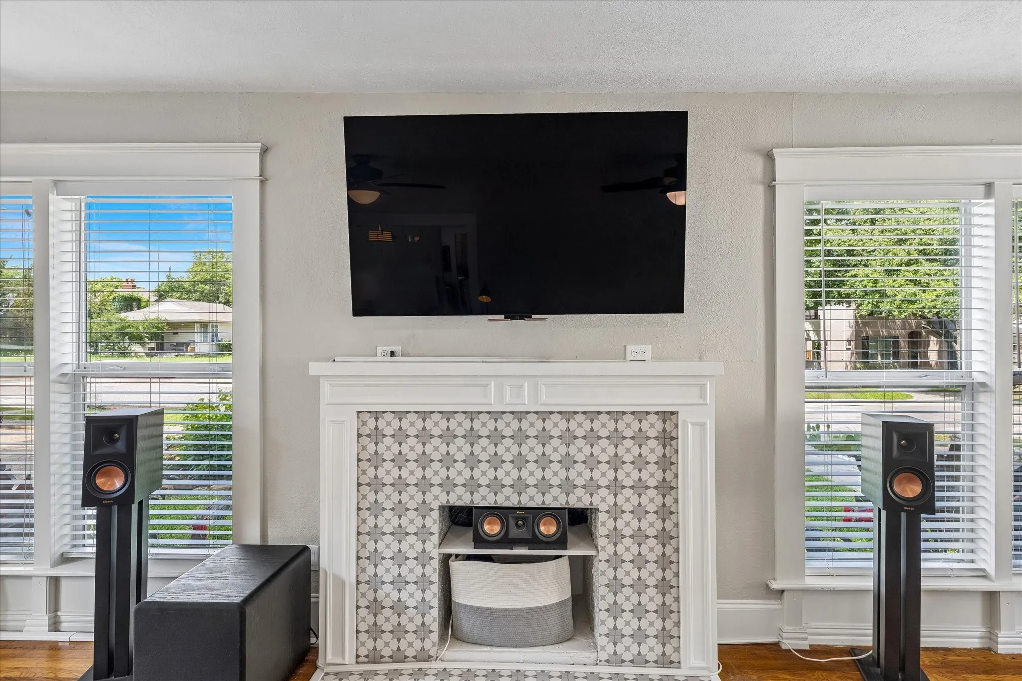 Single Family Residence For Sale in Tarrant County , 3821 W 5th Street, Fort Worth, Texas 76107, 2 Bedroom, 1 Bathroom, Garage spaces, 1,712 Sqft, built in 1930, mls#21284736, Real Estate Agent in Fort Worth, Homes For Sale in Tarrant county, Homes For Sale in Fort Worth, Realtor in Fort Worth Texas, Real Estate Brokerage Independent Realty Texas, Luminita Cordes Realtor