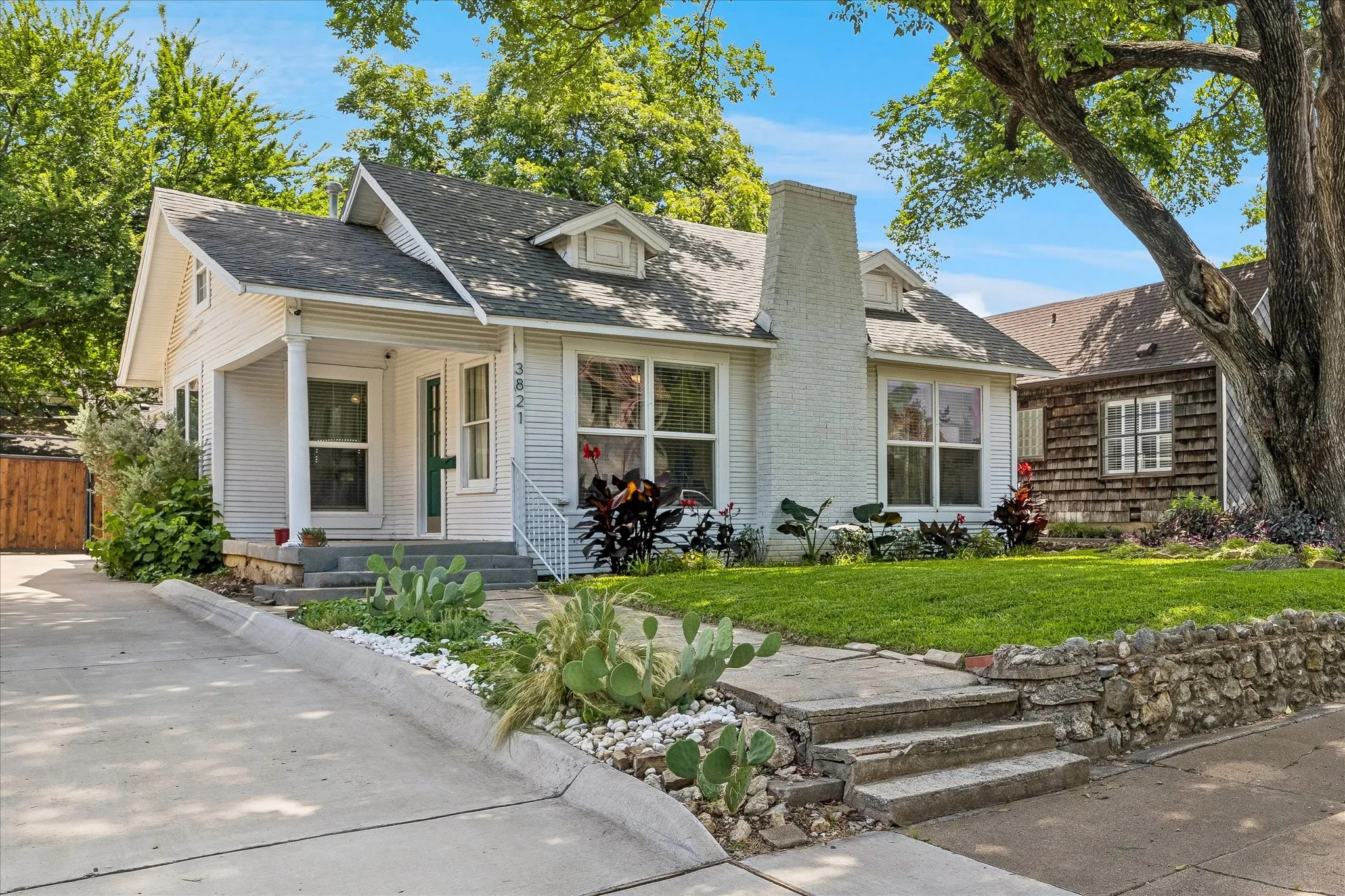 Single Family Residence For Sale in Tarrant County , 3821 W 5th Street, Fort Worth, Texas 76107, 2 Bedroom, 1 Bathroom, Garage spaces, 1,712 Sqft, built in 1930, mls#21284736, Real Estate Agent in Fort Worth, Homes For Sale in Tarrant county, Homes For Sale in Fort Worth, Realtor in Fort Worth Texas, Real Estate Brokerage Independent Realty Texas, Luminita Cordes Realtor