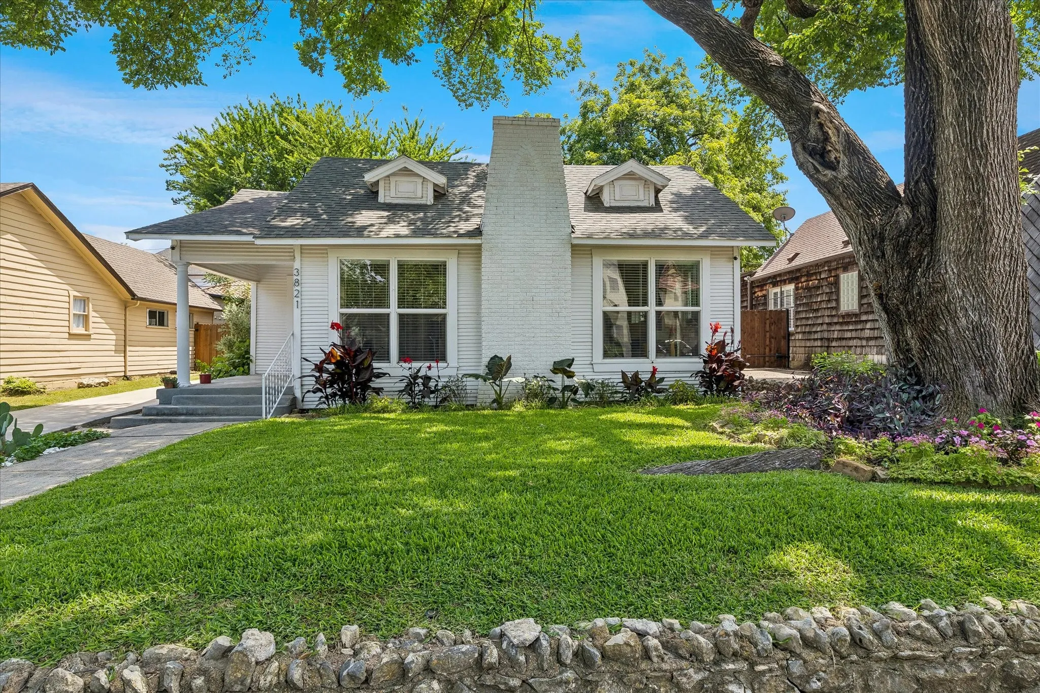 Single Family Residence For Sale in Tarrant County , 3821 W 5th Street, Fort Worth, Texas 76107, 2 Bedroom, 1 Bathroom, Garage spaces, 1,712 Sqft, built in 1930, mls#21284736, Real Estate Agent in Fort Worth, Homes For Sale in Tarrant county, Homes For Sale in Fort Worth, Realtor in Fort Worth Texas, Real Estate Brokerage Independent Realty Texas, Luminita Cordes Realtor