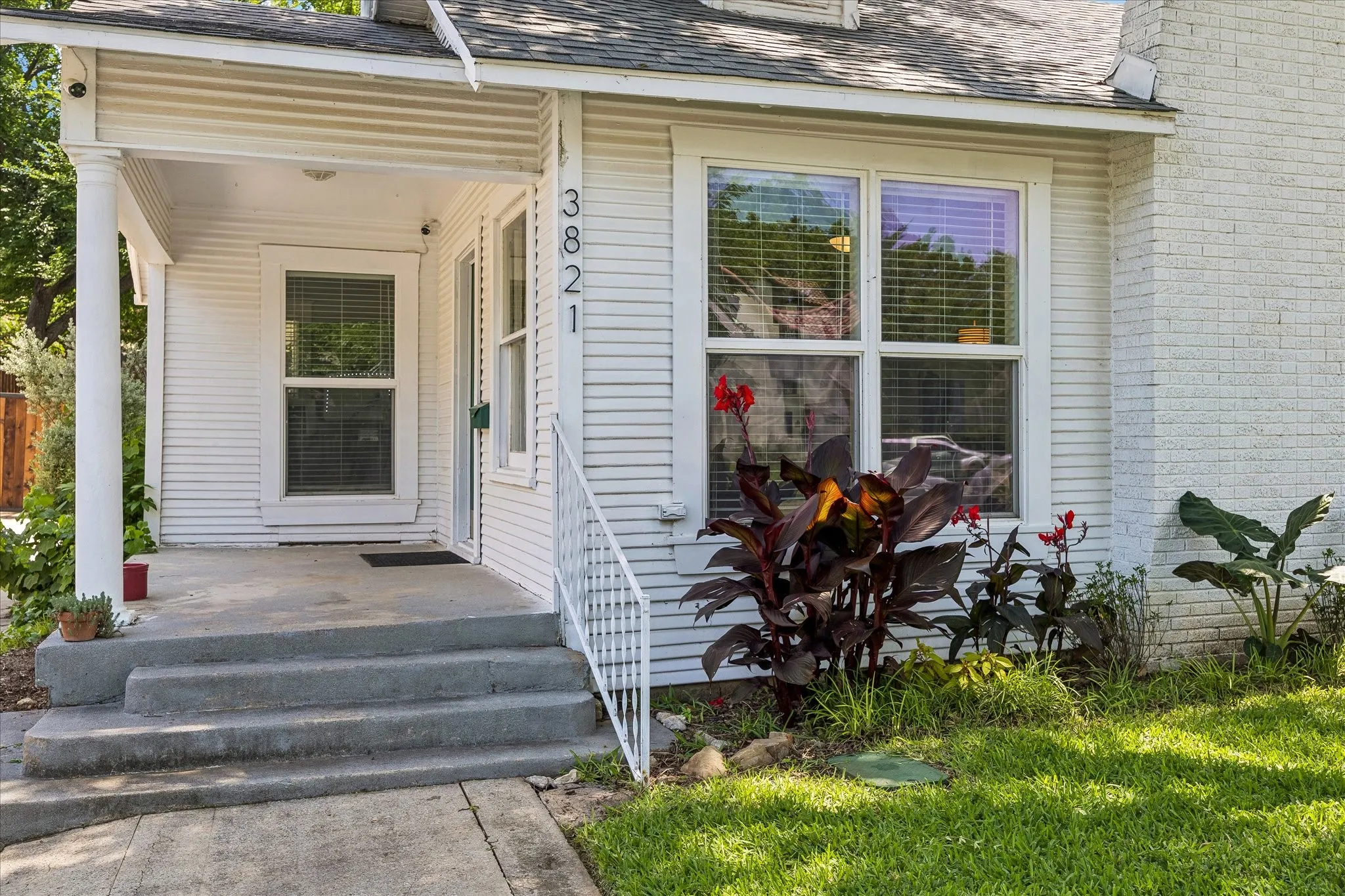 Single Family Residence For Sale in Tarrant County , 3821 W 5th Street, Fort Worth, Texas 76107, 2 Bedroom, 1 Bathroom, Garage spaces, 1,712 Sqft, built in 1930, mls#21284736, Real Estate Agent in Fort Worth, Homes For Sale in Tarrant county, Homes For Sale in Fort Worth, Realtor in Fort Worth Texas, Real Estate Brokerage Independent Realty Texas, Luminita Cordes Realtor