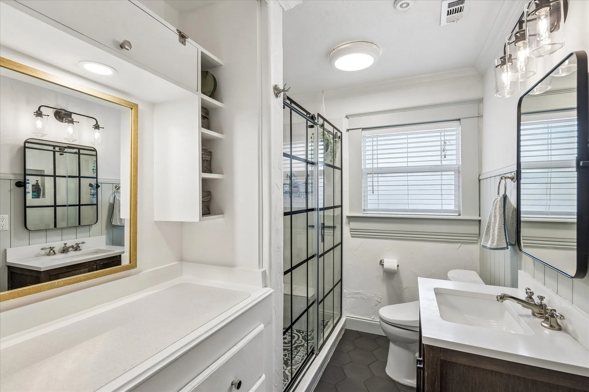 Single Family Residence For Sale in Tarrant County , 3821 W 5th Street, Fort Worth, Texas 76107, 2 Bedroom, 1 Bathroom, Garage spaces, 1,712 Sqft, built in 1930, mls#21284736, Real Estate Agent in Fort Worth, Homes For Sale in Tarrant county, Homes For Sale in Fort Worth, Realtor in Fort Worth Texas, Real Estate Brokerage Independent Realty Texas, Luminita Cordes Realtor