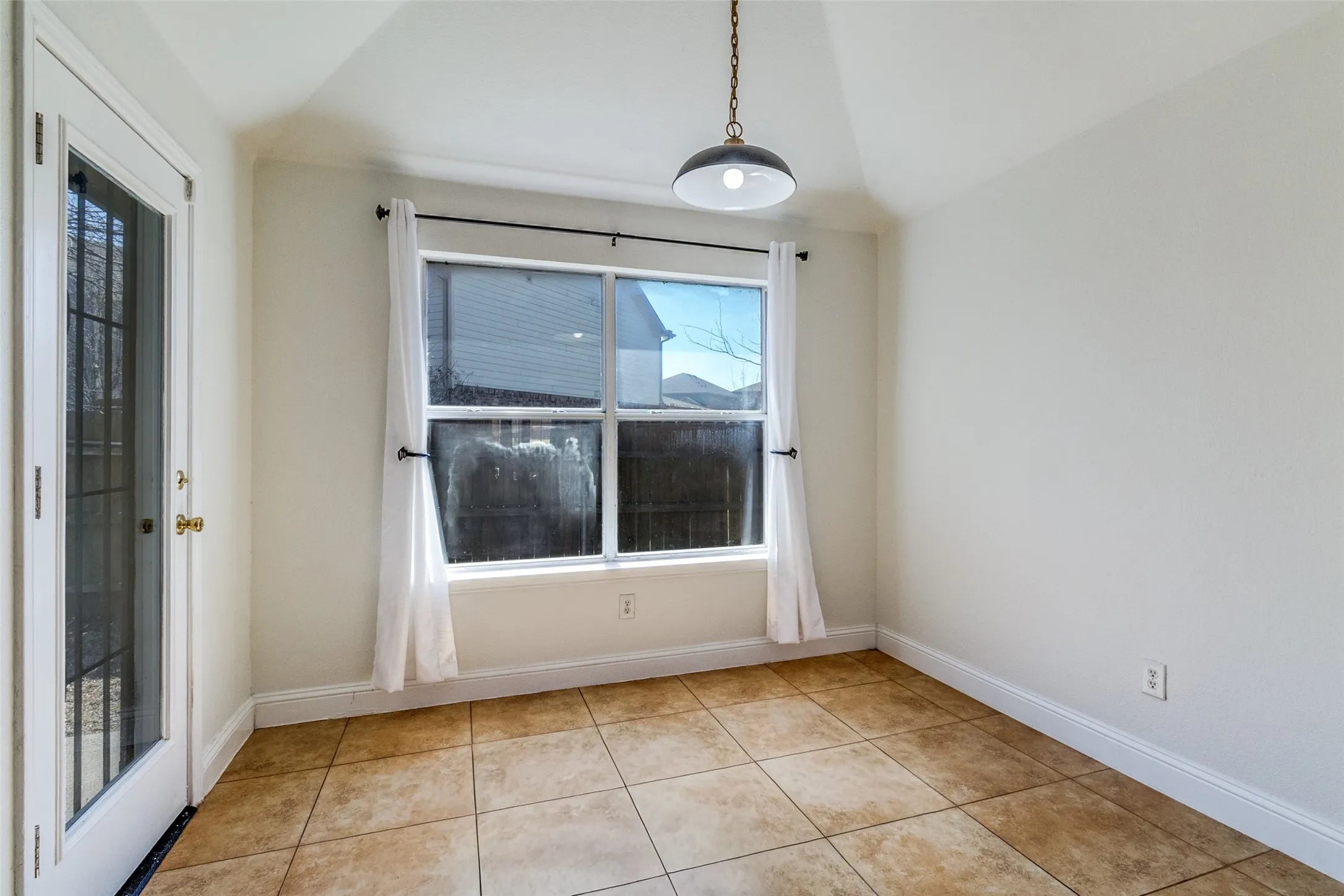 Single Family Residence For Sale in Dallas County , 4621 Saint Francis Avenue, Dallas, Texas 75227, 3 Bedroom, 2 Bathroom, 2 Garage spaces, 1,908 Sqft, built in 1999, mls#21286762, Real Estate Agent in Dallas, Homes For Sale in Dallas county, Homes For Sale in Dallas, Realtor in Dallas Texas, Real Estate Brokerage Independent Realty Texas, Luminita Cordes Realtor