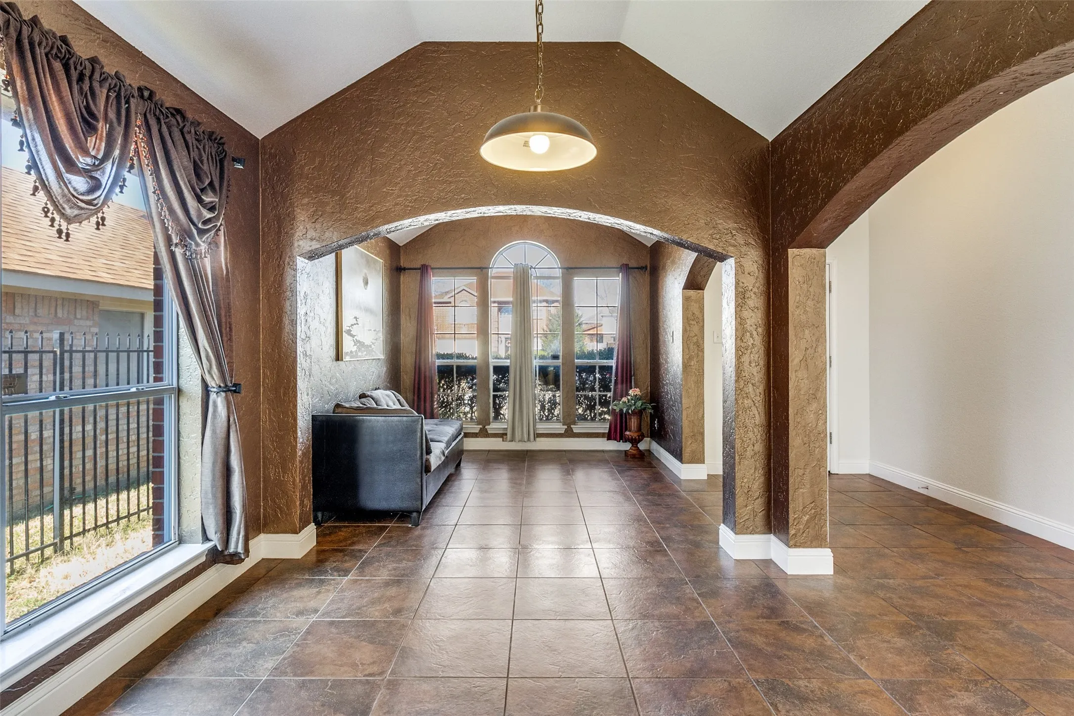 Single Family Residence For Sale in Dallas County , 4621 Saint Francis Avenue, Dallas, Texas 75227, 3 Bedroom, 2 Bathroom, 2 Garage spaces, 1,908 Sqft, built in 1999, mls#21286762, Real Estate Agent in Dallas, Homes For Sale in Dallas county, Homes For Sale in Dallas, Realtor in Dallas Texas, Real Estate Brokerage Independent Realty Texas, Luminita Cordes Realtor