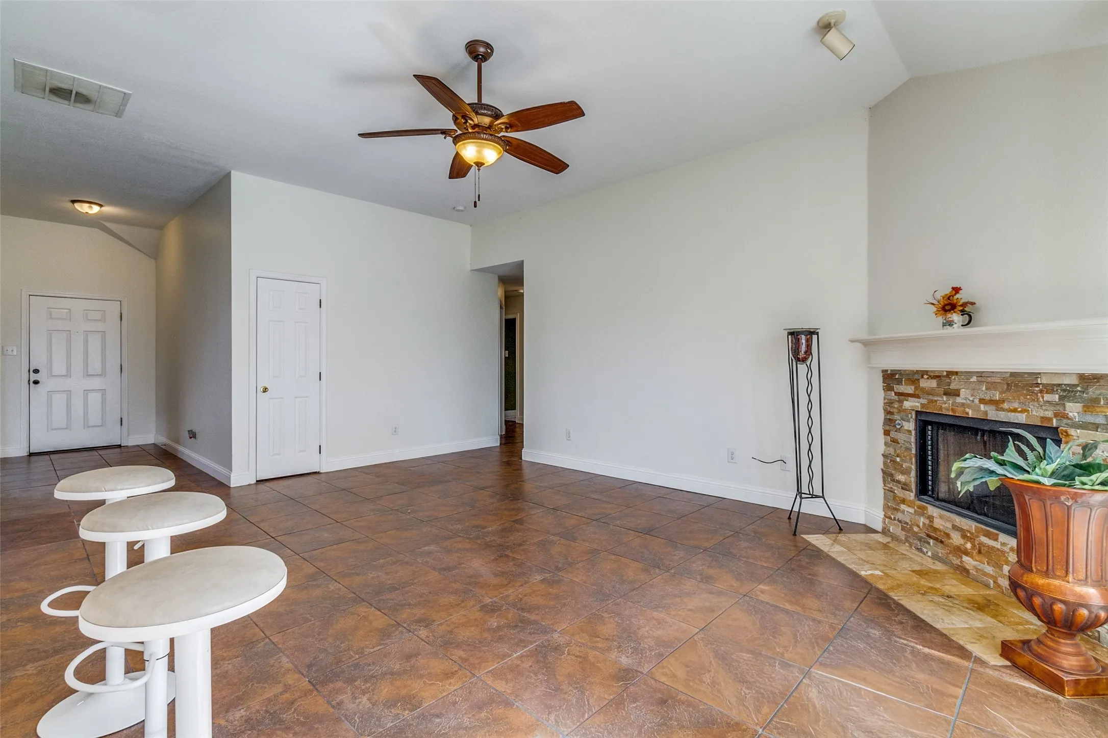 Single Family Residence For Sale in Dallas County , 4621 Saint Francis Avenue, Dallas, Texas 75227, 3 Bedroom, 2 Bathroom, 2 Garage spaces, 1,908 Sqft, built in 1999, mls#21286762, Real Estate Agent in Dallas, Homes For Sale in Dallas county, Homes For Sale in Dallas, Realtor in Dallas Texas, Real Estate Brokerage Independent Realty Texas, Luminita Cordes Realtor