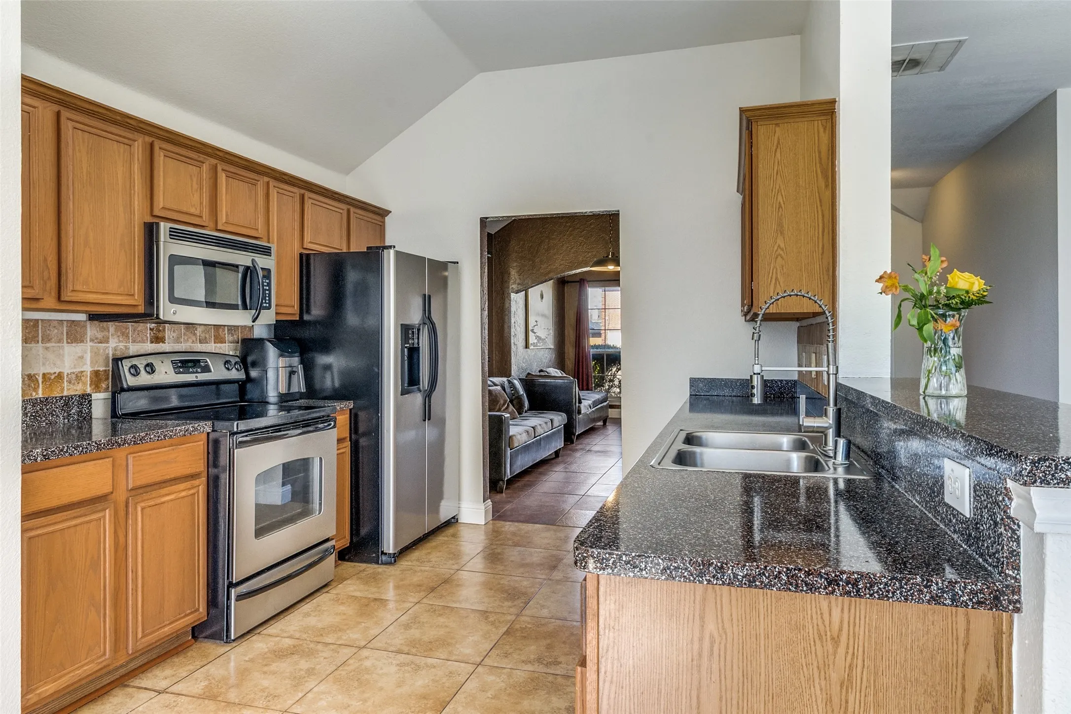 Single Family Residence For Sale in Dallas County , 4621 Saint Francis Avenue, Dallas, Texas 75227, 3 Bedroom, 2 Bathroom, 2 Garage spaces, 1,908 Sqft, built in 1999, mls#21286762, Real Estate Agent in Dallas, Homes For Sale in Dallas county, Homes For Sale in Dallas, Realtor in Dallas Texas, Real Estate Brokerage Independent Realty Texas, Luminita Cordes Realtor