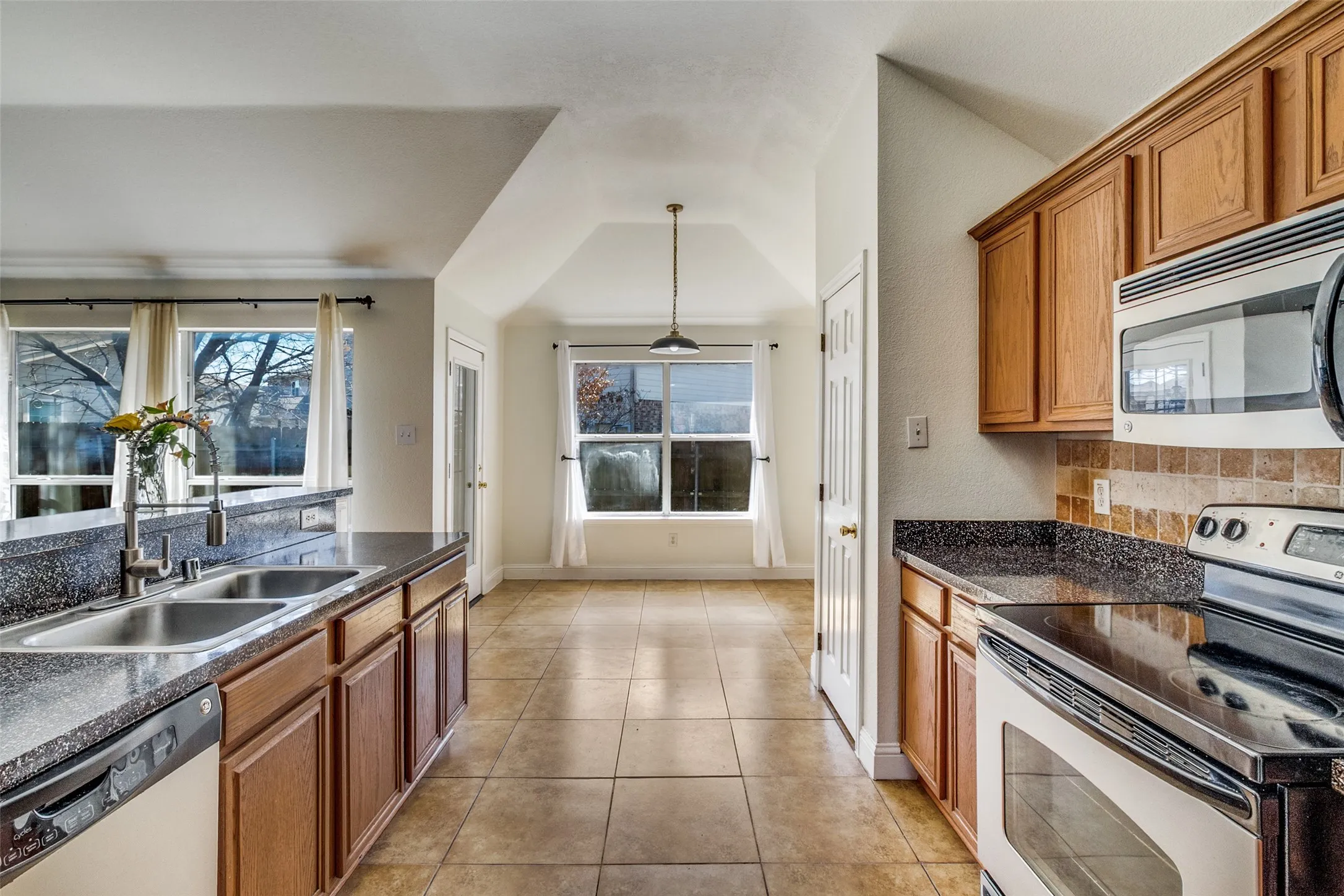 Single Family Residence For Sale in Dallas County , 4621 Saint Francis Avenue, Dallas, Texas 75227, 3 Bedroom, 2 Bathroom, 2 Garage spaces, 1,908 Sqft, built in 1999, mls#21286762, Real Estate Agent in Dallas, Homes For Sale in Dallas county, Homes For Sale in Dallas, Realtor in Dallas Texas, Real Estate Brokerage Independent Realty Texas, Luminita Cordes Realtor