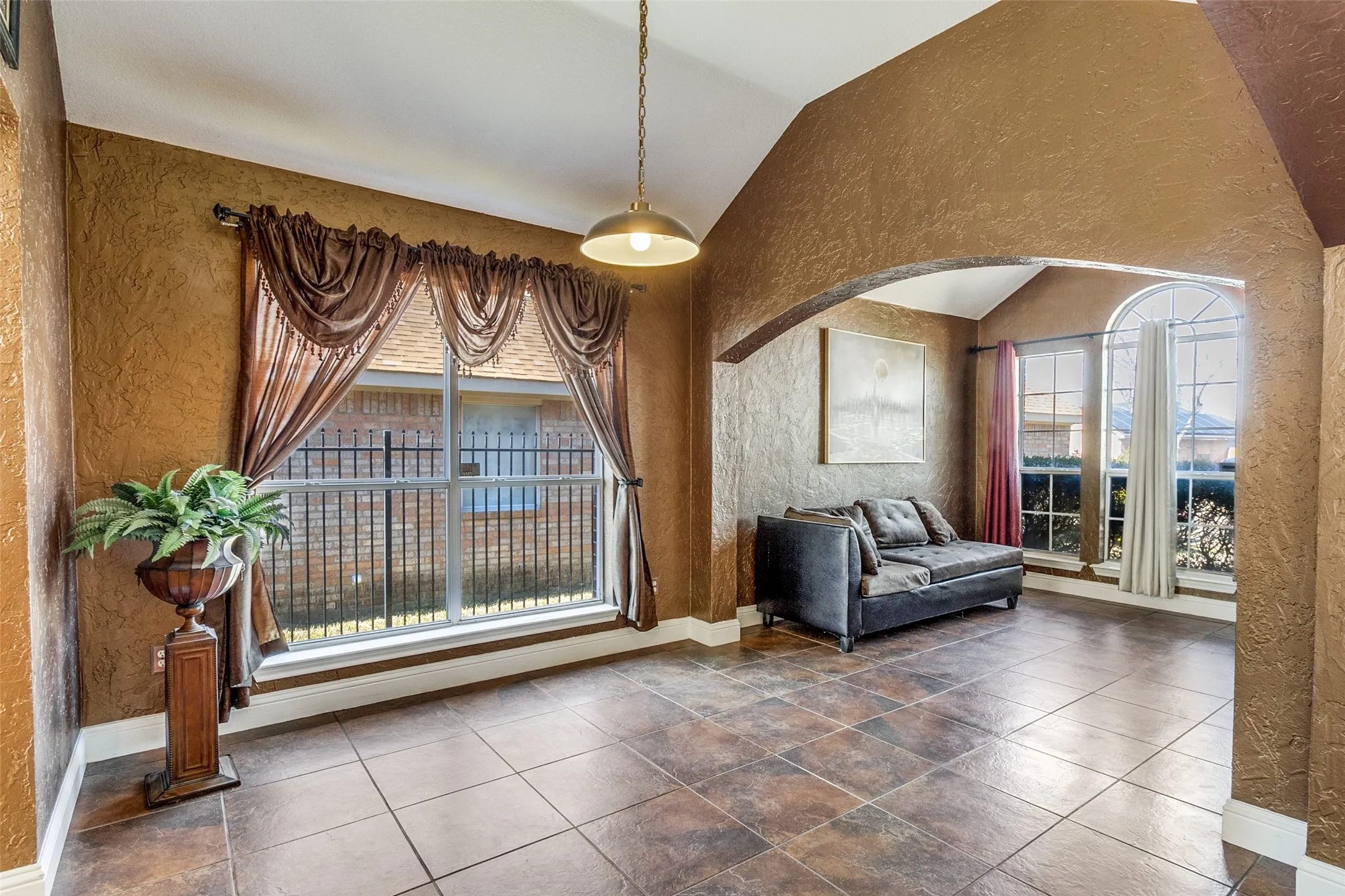 Single Family Residence For Sale in Dallas County , 4621 Saint Francis Avenue, Dallas, Texas 75227, 3 Bedroom, 2 Bathroom, 2 Garage spaces, 1,908 Sqft, built in 1999, mls#21286762, Real Estate Agent in Dallas, Homes For Sale in Dallas county, Homes For Sale in Dallas, Realtor in Dallas Texas, Real Estate Brokerage Independent Realty Texas, Luminita Cordes Realtor