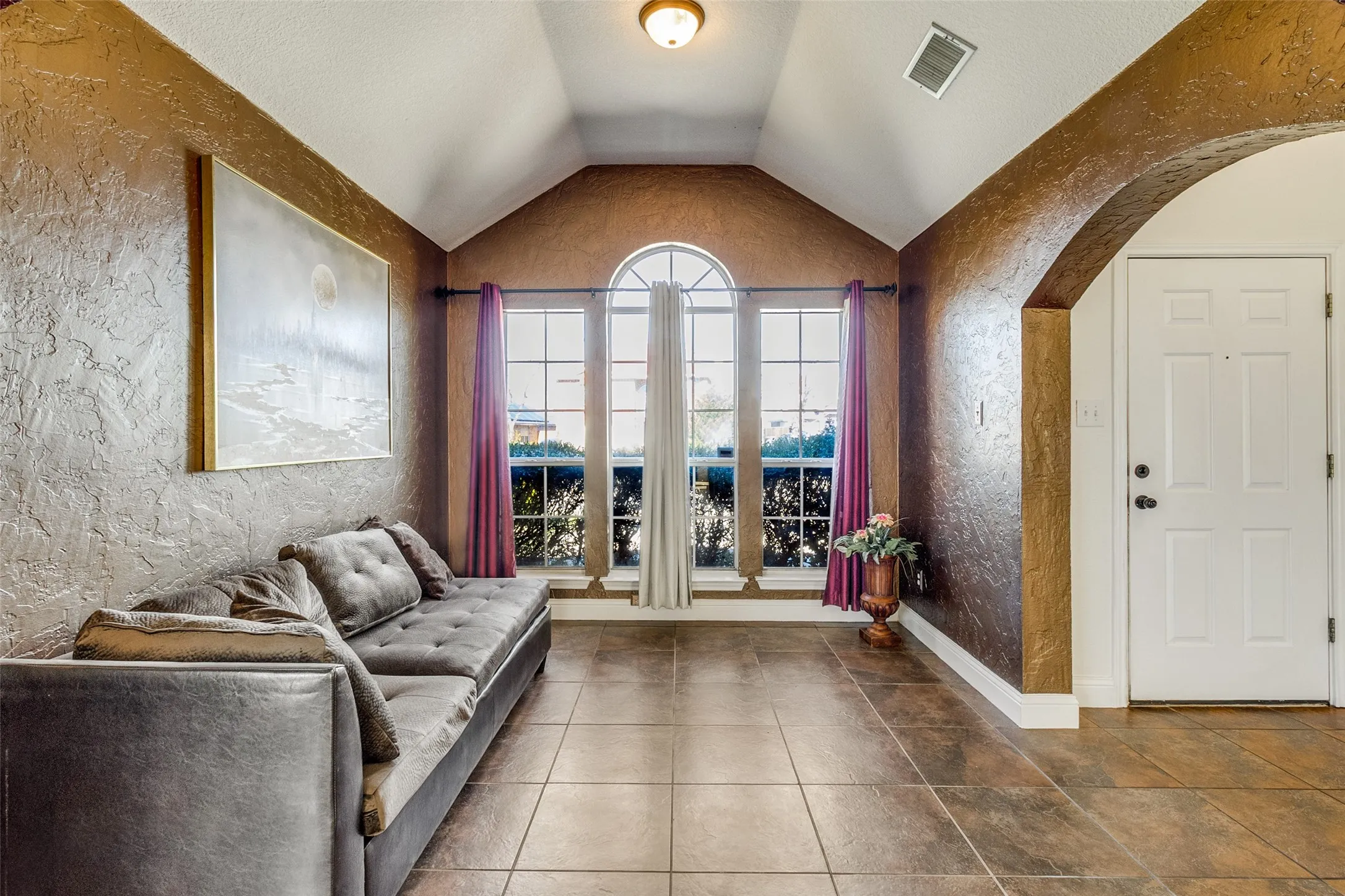 Single Family Residence For Sale in Dallas County , 4621 Saint Francis Avenue, Dallas, Texas 75227, 3 Bedroom, 2 Bathroom, 2 Garage spaces, 1,908 Sqft, built in 1999, mls#21286762, Real Estate Agent in Dallas, Homes For Sale in Dallas county, Homes For Sale in Dallas, Realtor in Dallas Texas, Real Estate Brokerage Independent Realty Texas, Luminita Cordes Realtor