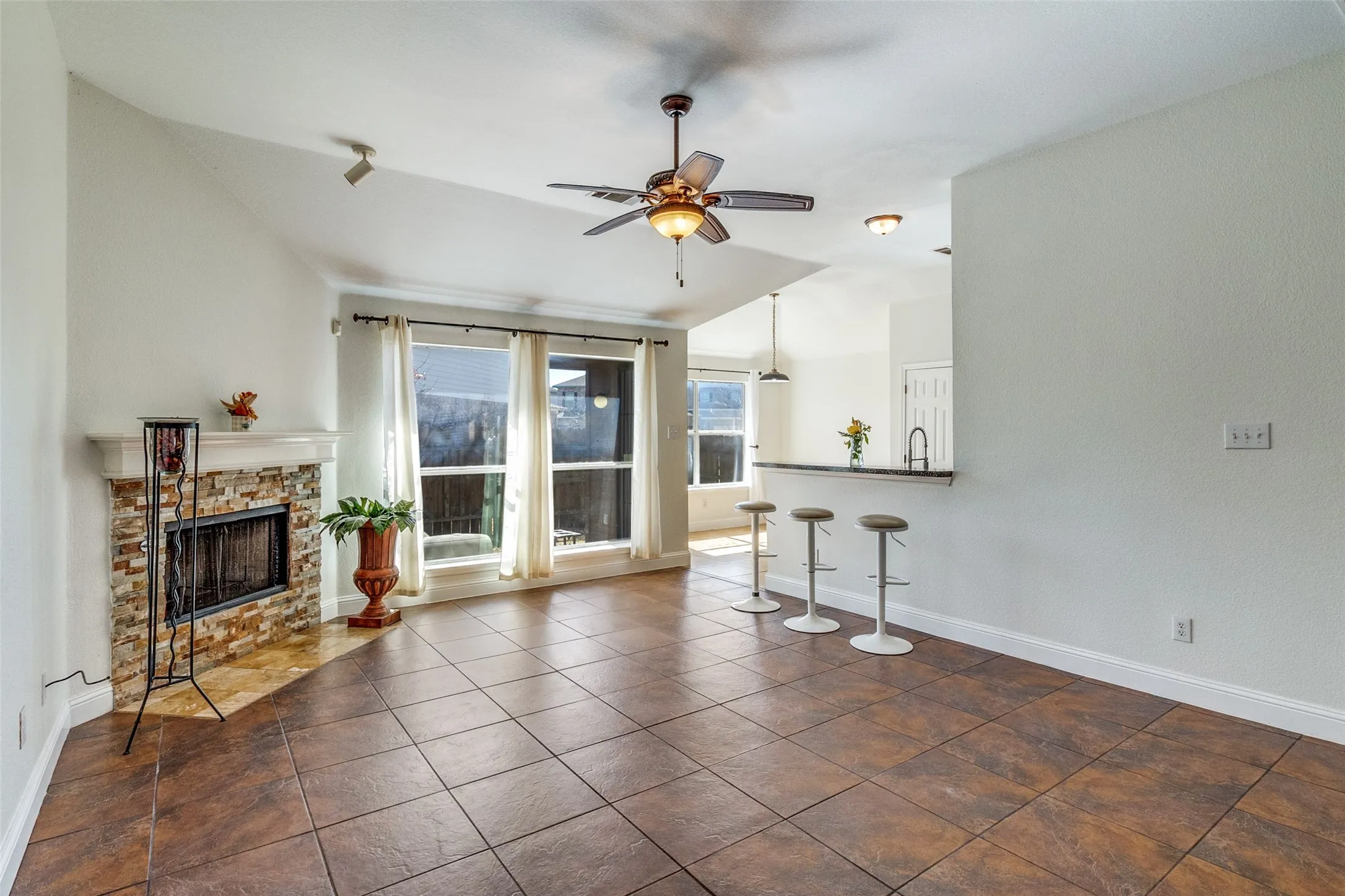 Single Family Residence For Sale in Dallas County , 4621 Saint Francis Avenue, Dallas, Texas 75227, 3 Bedroom, 2 Bathroom, 2 Garage spaces, 1,908 Sqft, built in 1999, mls#21286762, Real Estate Agent in Dallas, Homes For Sale in Dallas county, Homes For Sale in Dallas, Realtor in Dallas Texas, Real Estate Brokerage Independent Realty Texas, Luminita Cordes Realtor