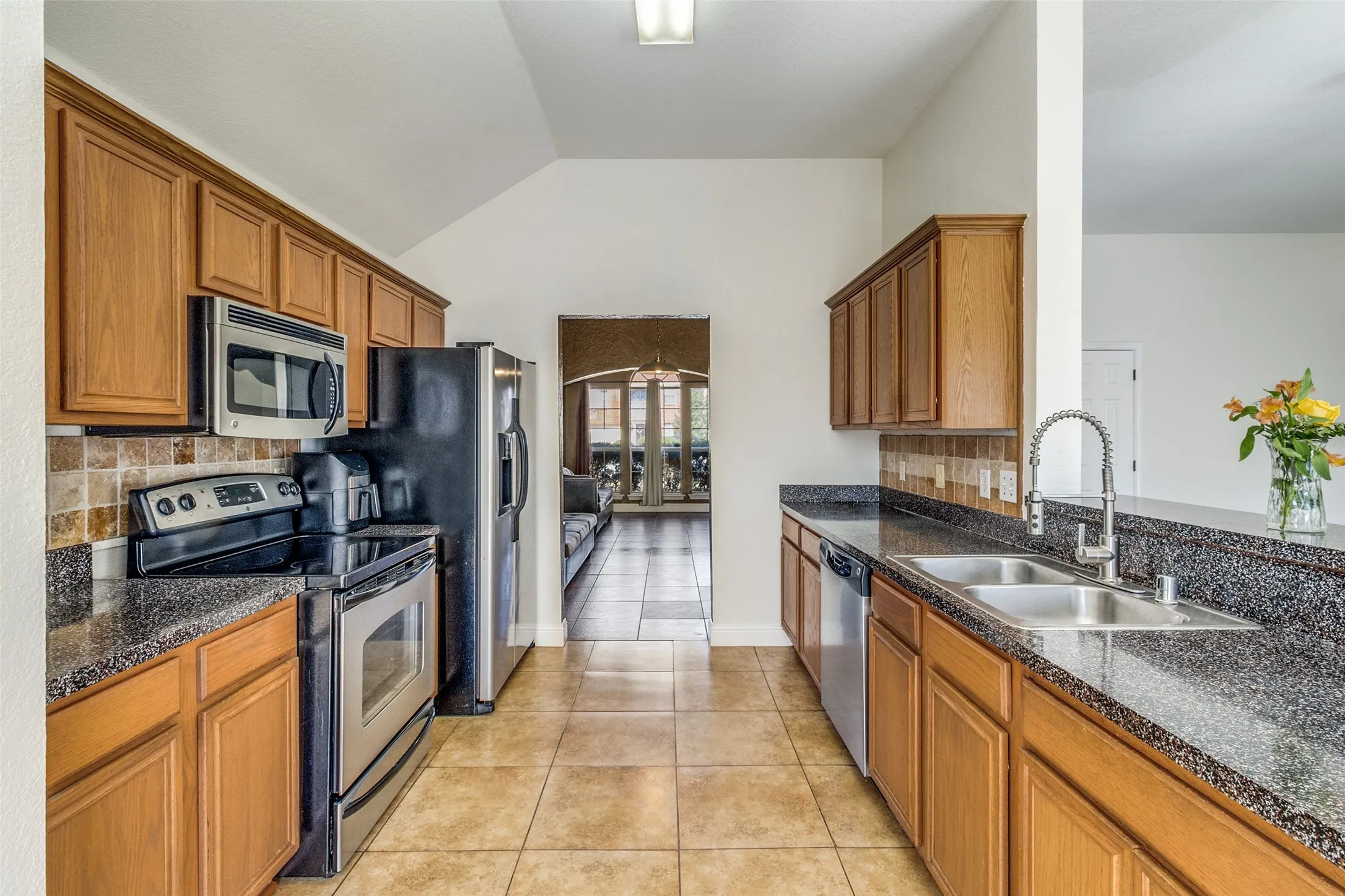 Single Family Residence For Sale in Dallas County , 4621 Saint Francis Avenue, Dallas, Texas 75227, 3 Bedroom, 2 Bathroom, 2 Garage spaces, 1,908 Sqft, built in 1999, mls#21286762, Real Estate Agent in Dallas, Homes For Sale in Dallas county, Homes For Sale in Dallas, Realtor in Dallas Texas, Real Estate Brokerage Independent Realty Texas, Luminita Cordes Realtor