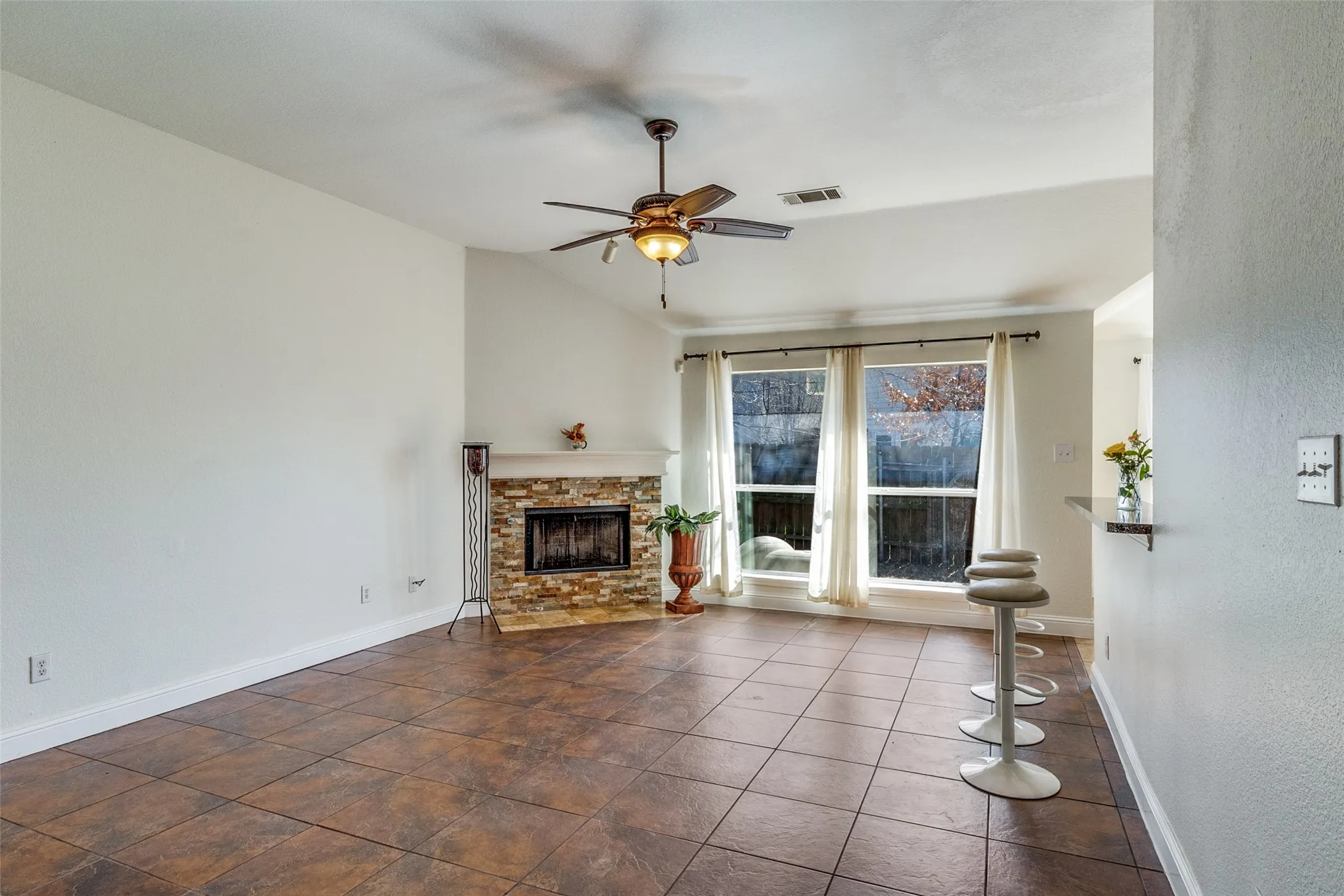 Single Family Residence For Sale in Dallas County , 4621 Saint Francis Avenue, Dallas, Texas 75227, 3 Bedroom, 2 Bathroom, 2 Garage spaces, 1,908 Sqft, built in 1999, mls#21286762, Real Estate Agent in Dallas, Homes For Sale in Dallas county, Homes For Sale in Dallas, Realtor in Dallas Texas, Real Estate Brokerage Independent Realty Texas, Luminita Cordes Realtor