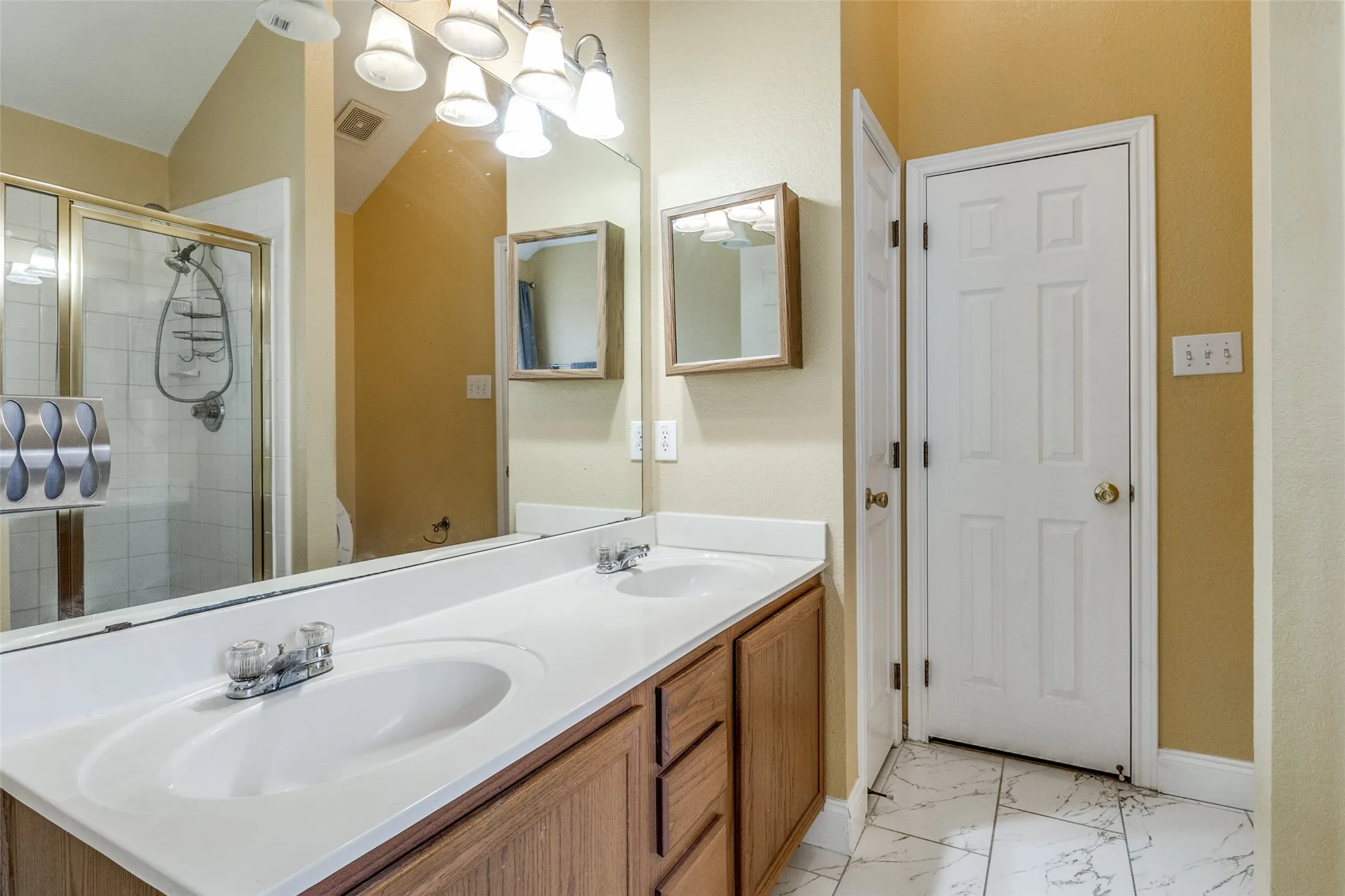 Single Family Residence For Sale in Dallas County , 4621 Saint Francis Avenue, Dallas, Texas 75227, 3 Bedroom, 2 Bathroom, 2 Garage spaces, 1,908 Sqft, built in 1999, mls#21286762, Real Estate Agent in Dallas, Homes For Sale in Dallas county, Homes For Sale in Dallas, Realtor in Dallas Texas, Real Estate Brokerage Independent Realty Texas, Luminita Cordes Realtor
