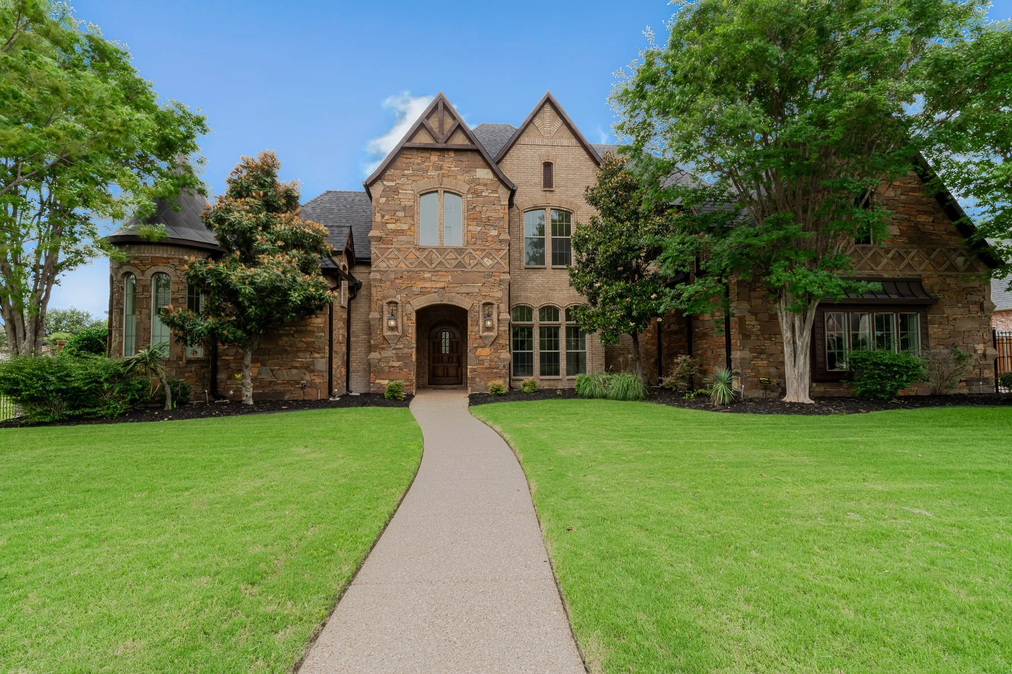 Single Family Residence For Sale in Tarrant County , 132 Londonberry Terrace, Southlake, Texas 76092, 5 Bedrooms, 5 Bathrooms, 4 Garage spaces, 5,309 Sqft, built in 2006, Price $2,495,000, mls#21286166, Real Estate Agent in Southlake, Homes For Sale in Tarrant county, Homes For Sale in Southlake, Realtor in Southlake Texas, Real Estate Brokerage Independent Realty Texas, Luminita Cordes Realtor
