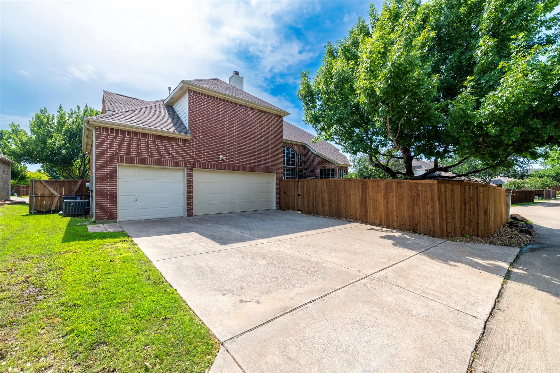 Single Family Residence For Sale in Denton County , 8680 Shady Shore Drive, Frisco, Texas 75036, 4 Bedrooms, 4 Bathrooms, 3 Garage spaces, 4,586 Sqft, built in 2000, Price $979,000, mls#21285942, Real Estate Agent in Frisco, Homes For Sale in Denton county, Homes For Sale in Frisco, Realtor in Frisco Texas, Real Estate Brokerage Independent Realty Texas, Luminita Cordes Realtor