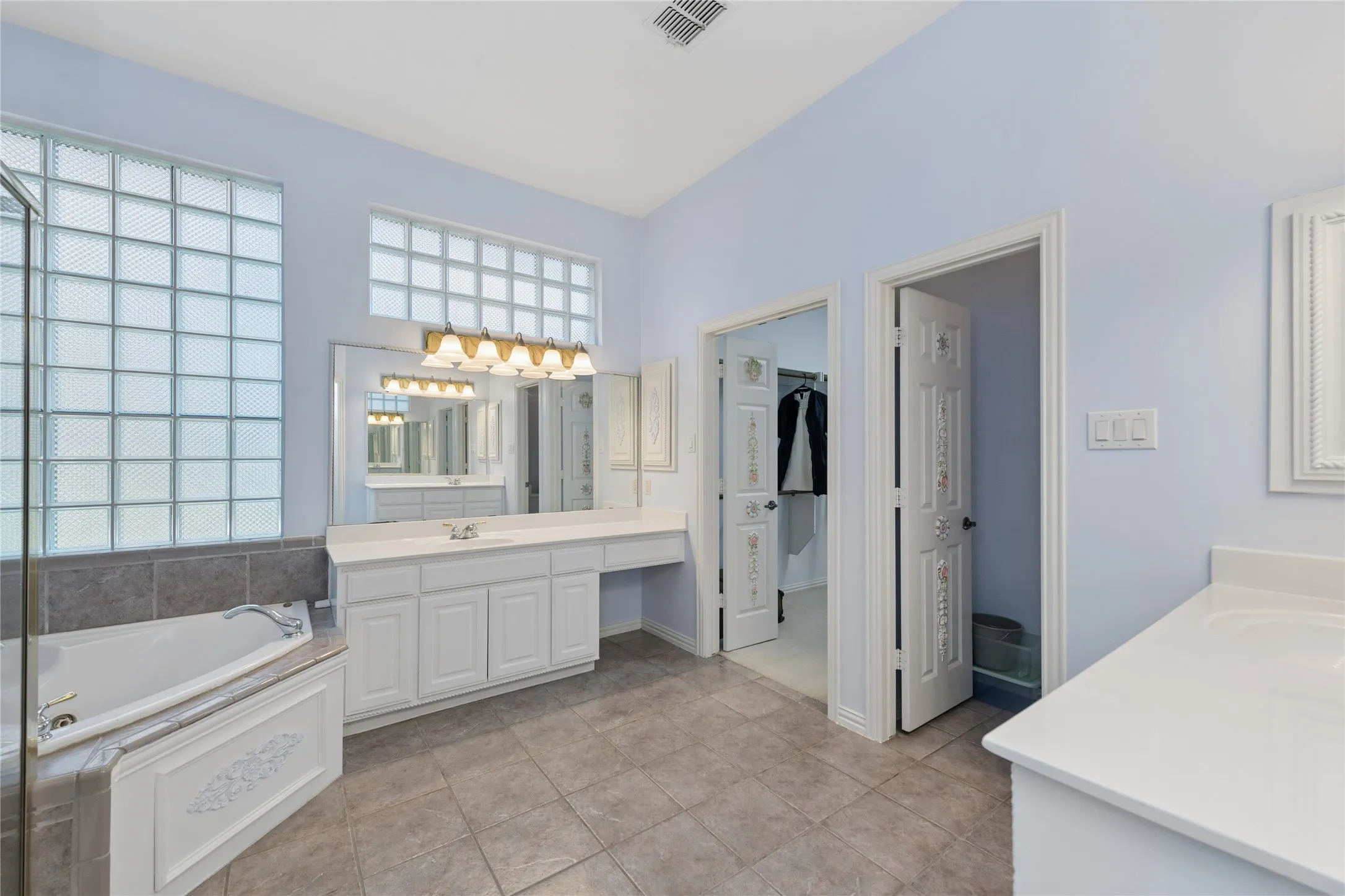 Single Family Residence For Sale in Denton County , 8680 Shady Shore Drive, Frisco, Texas 75036, 4 Bedrooms, 4 Bathrooms, 3 Garage spaces, 4,586 Sqft, built in 2000, Price $979,000, mls#21285942, Real Estate Agent in Frisco, Homes For Sale in Denton county, Homes For Sale in Frisco, Realtor in Frisco Texas, Real Estate Brokerage Independent Realty Texas, Luminita Cordes Realtor