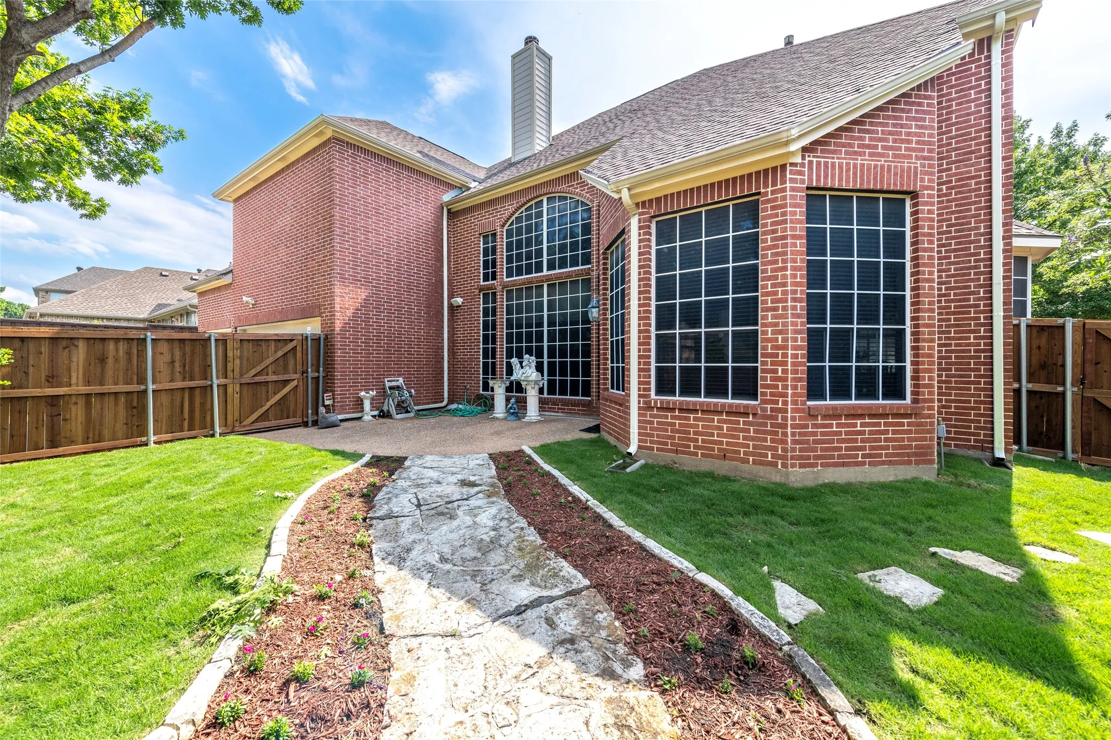 Single Family Residence For Sale in Denton County , 8680 Shady Shore Drive, Frisco, Texas 75036, 4 Bedrooms, 4 Bathrooms, 3 Garage spaces, 4,586 Sqft, built in 2000, Price $979,000, mls#21285942, Real Estate Agent in Frisco, Homes For Sale in Denton county, Homes For Sale in Frisco, Realtor in Frisco Texas, Real Estate Brokerage Independent Realty Texas, Luminita Cordes Realtor