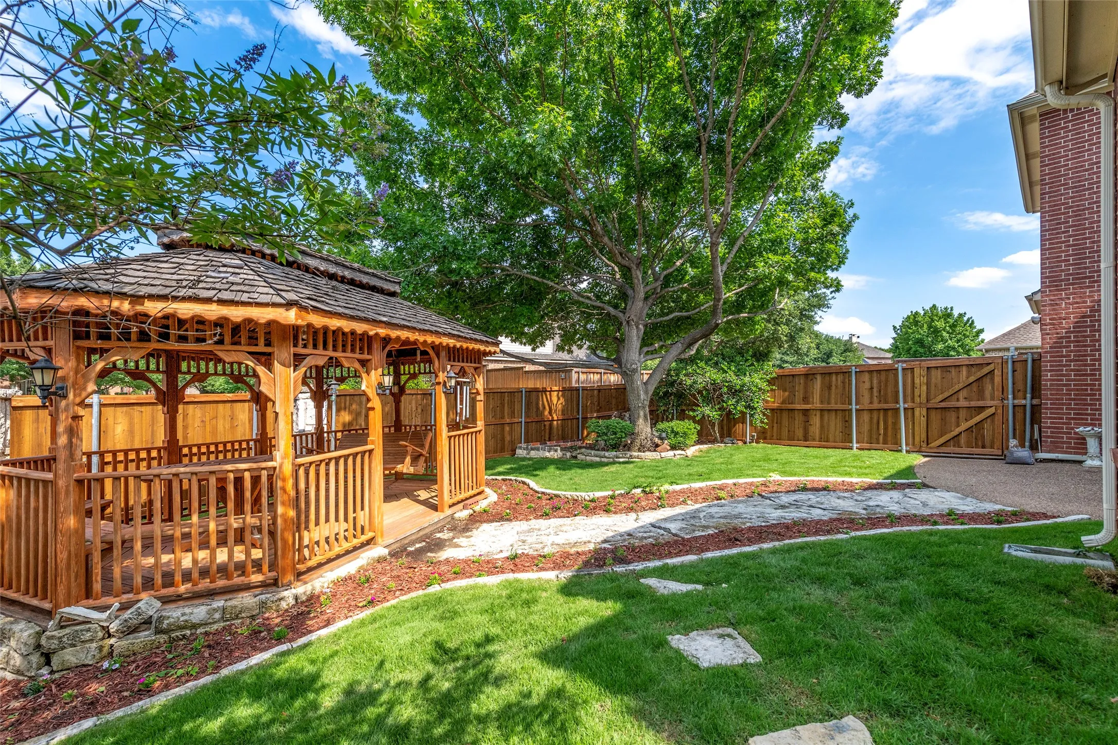 Single Family Residence For Sale in Denton County , 8680 Shady Shore Drive, Frisco, Texas 75036, 4 Bedrooms, 4 Bathrooms, 3 Garage spaces, 4,586 Sqft, built in 2000, Price $979,000, mls#21285942, Real Estate Agent in Frisco, Homes For Sale in Denton county, Homes For Sale in Frisco, Realtor in Frisco Texas, Real Estate Brokerage Independent Realty Texas, Luminita Cordes Realtor